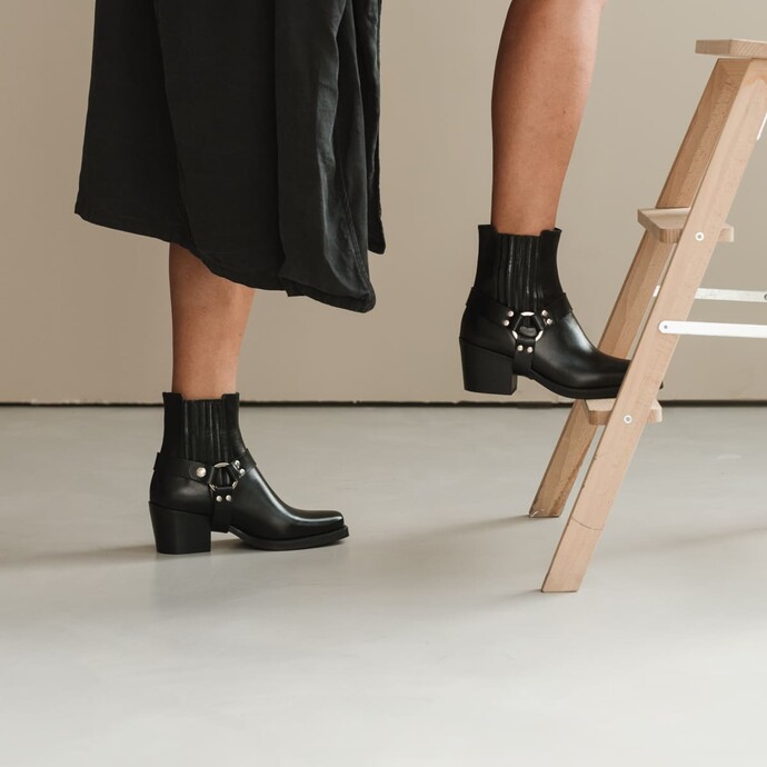 Bottines à fronces et boucles  en cuir noir