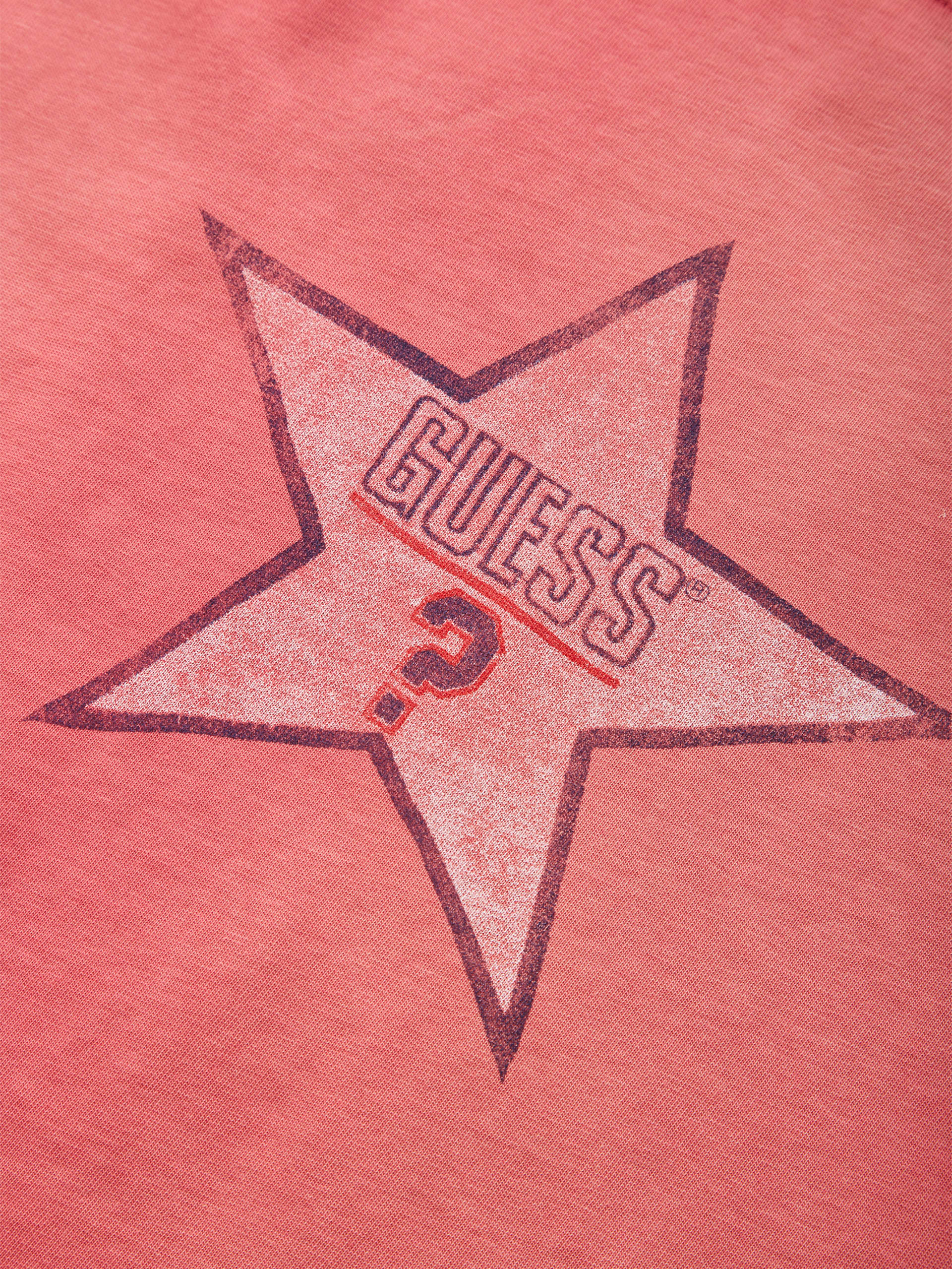 camiseta com estrela desgastada