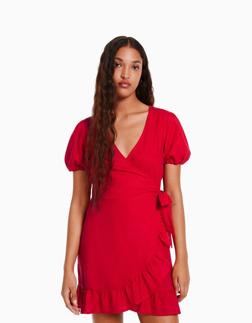 Vestido curto de linho com mangas curtas e babados.