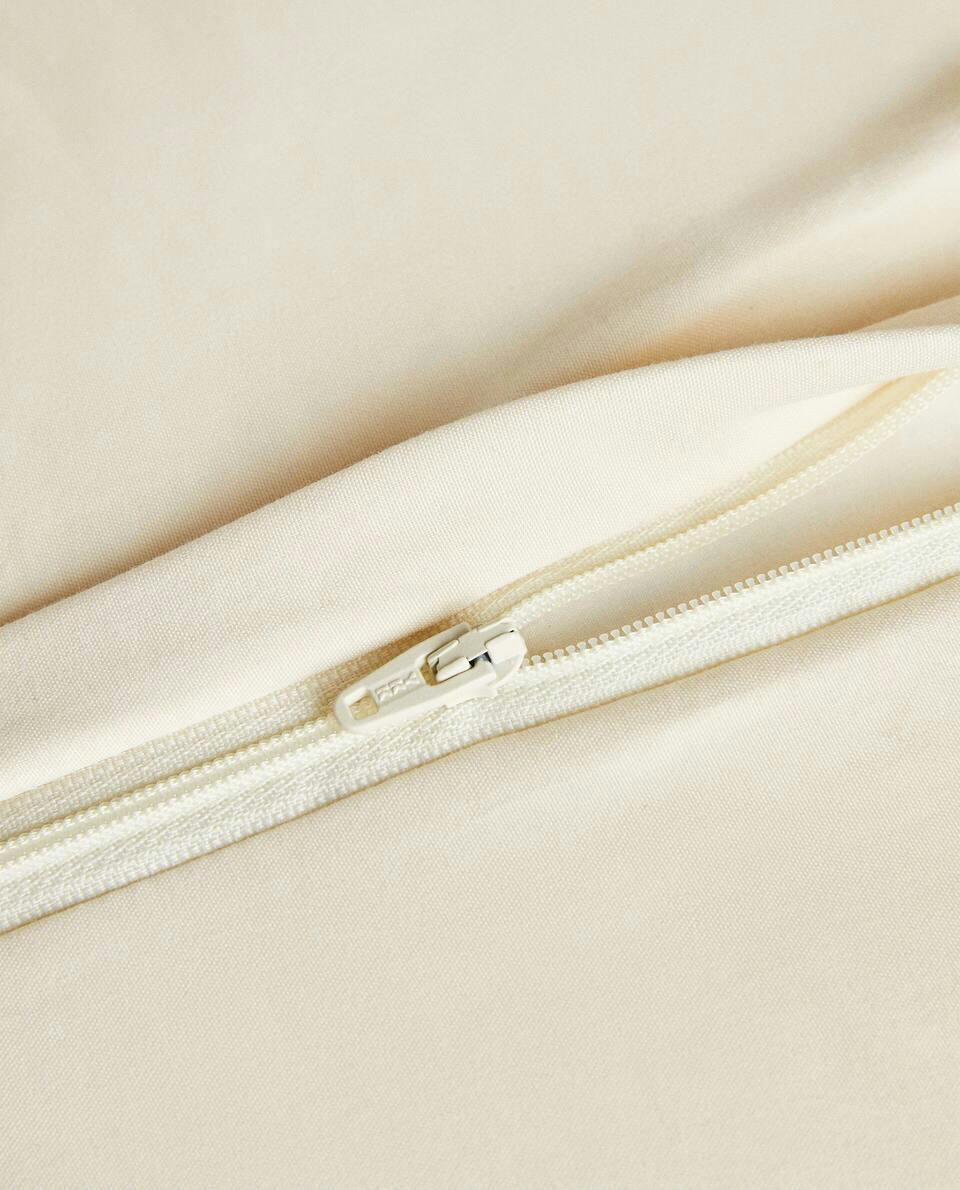CAPA DE ALMOFADA ACOLCHOADA COM BOLINHAS