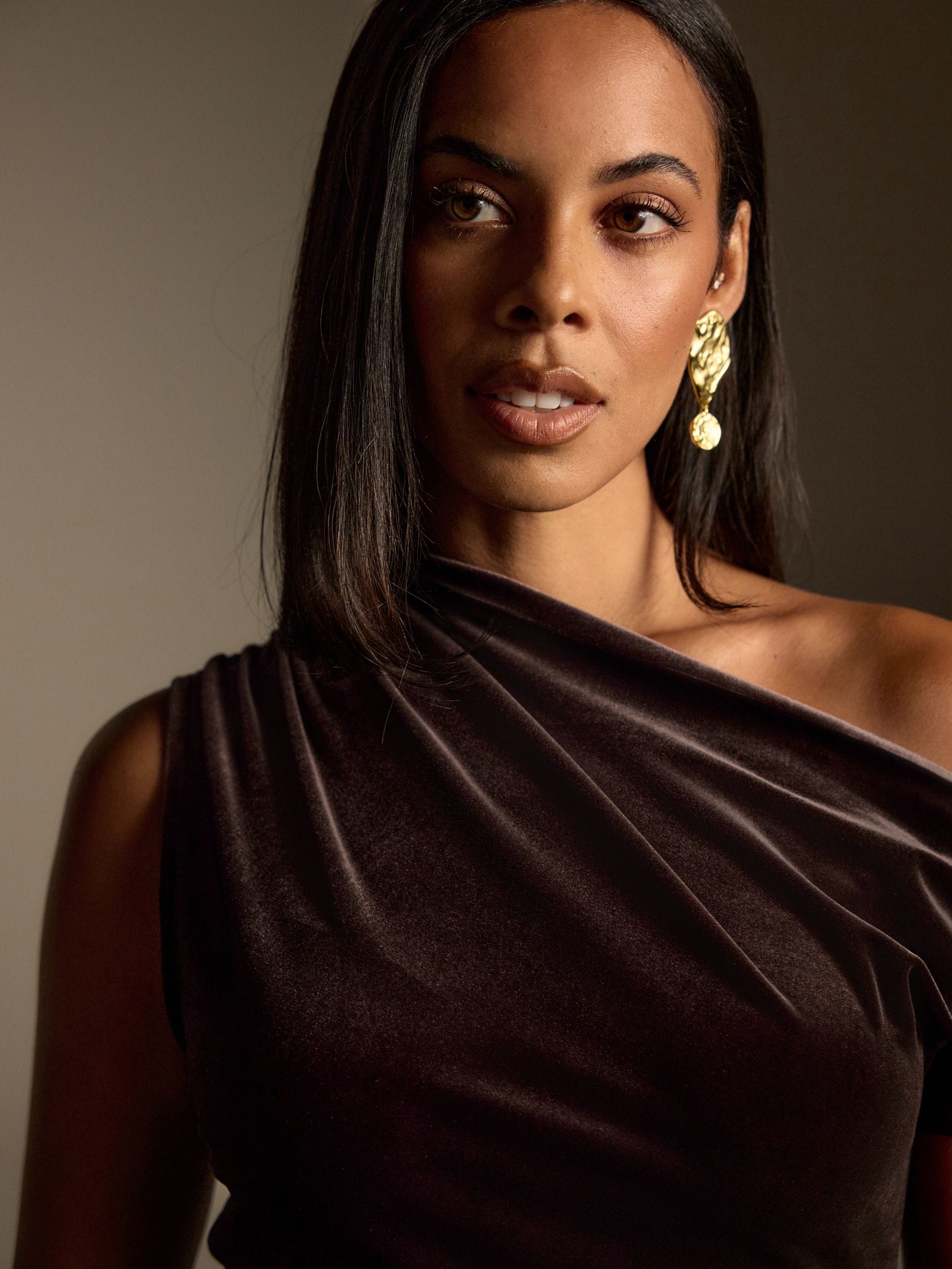 Chocoladebruin - Velvet Off Shoulder Column Midi Dress