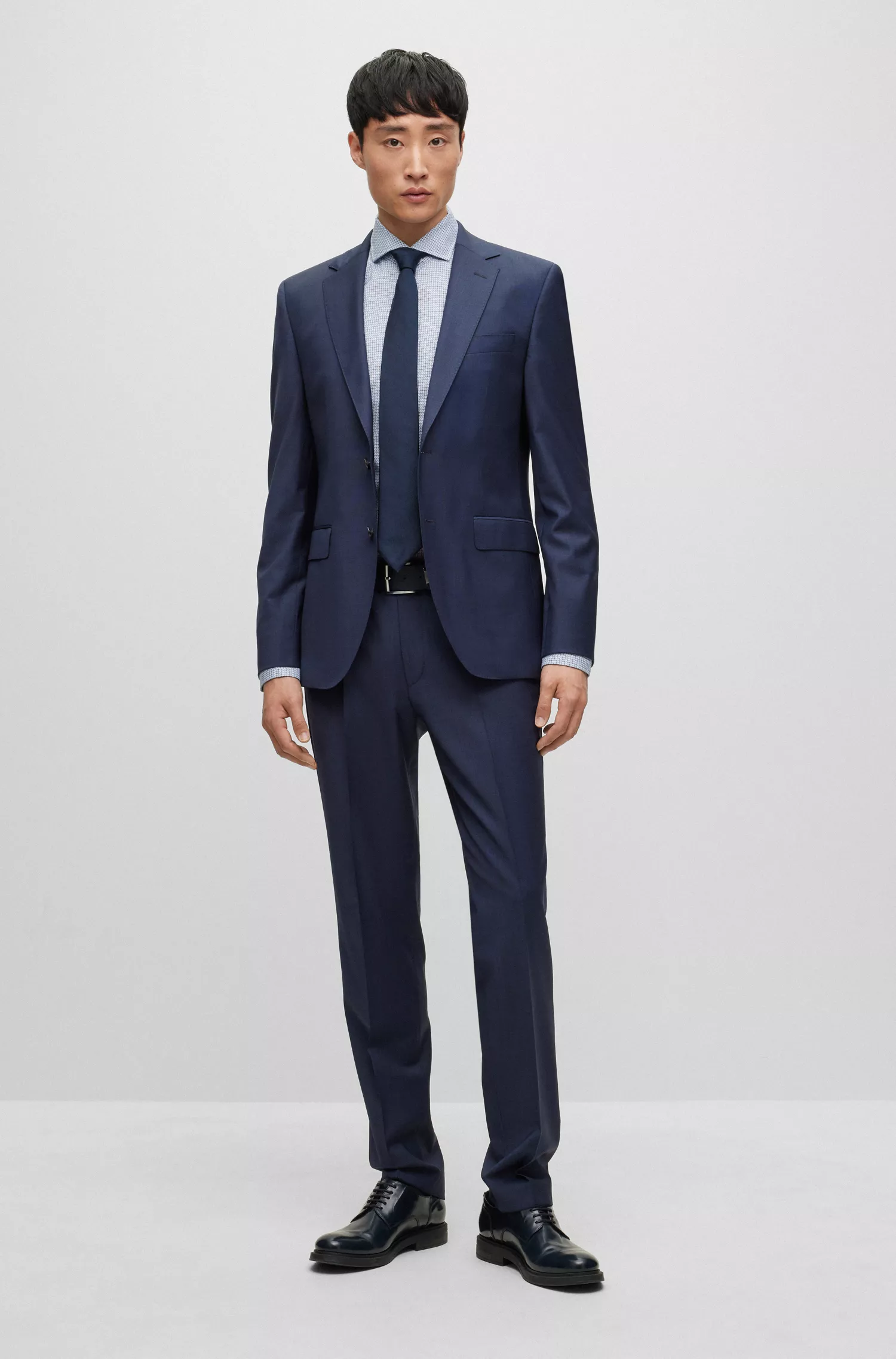 Camisa BOSS preta de corte slim, em algodão estruturado com elastano, fácil de passar.