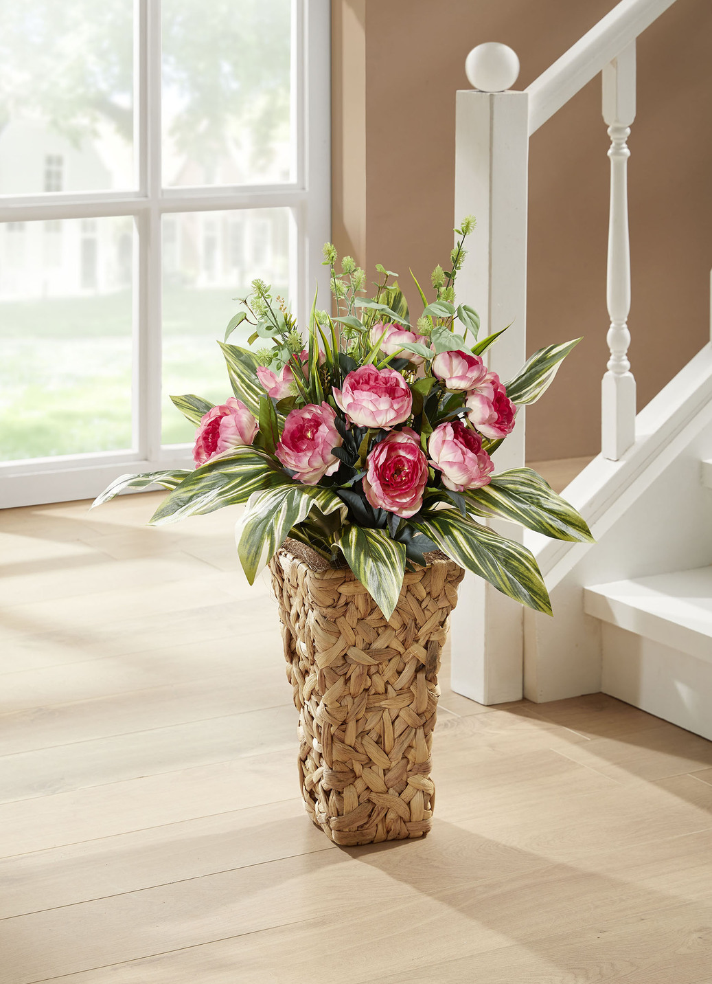 Bauernrosen in Wasserhyazinthen-Korb