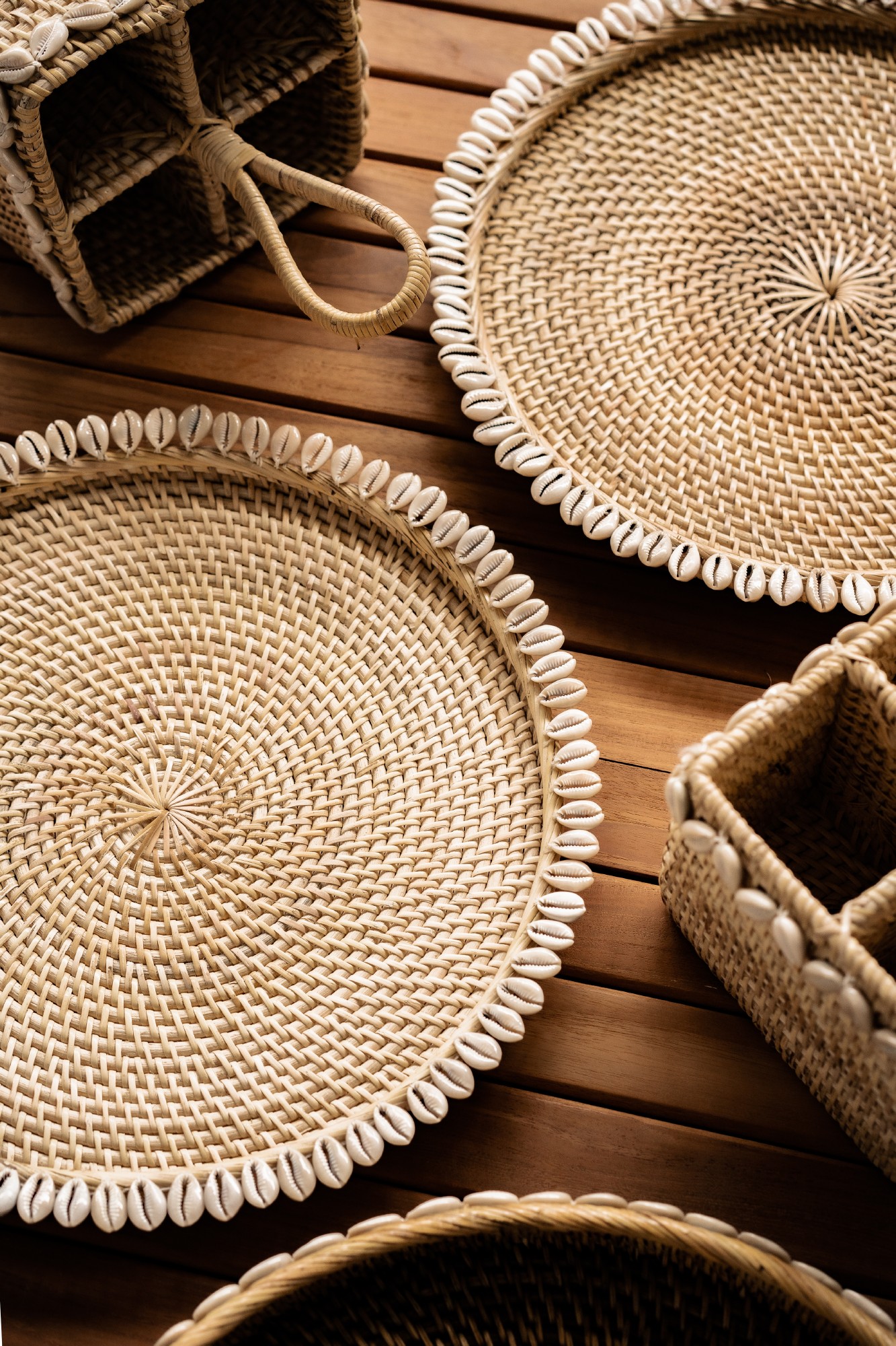 Rattan-Tablett mit Muscheln, Ø 38 cm, H 3 cm zu 24,80
