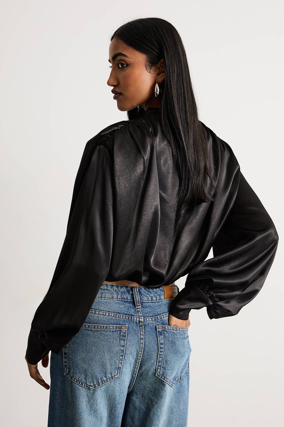 Warehouse Blouse en Satin Drapée à Épaules Extrêmes