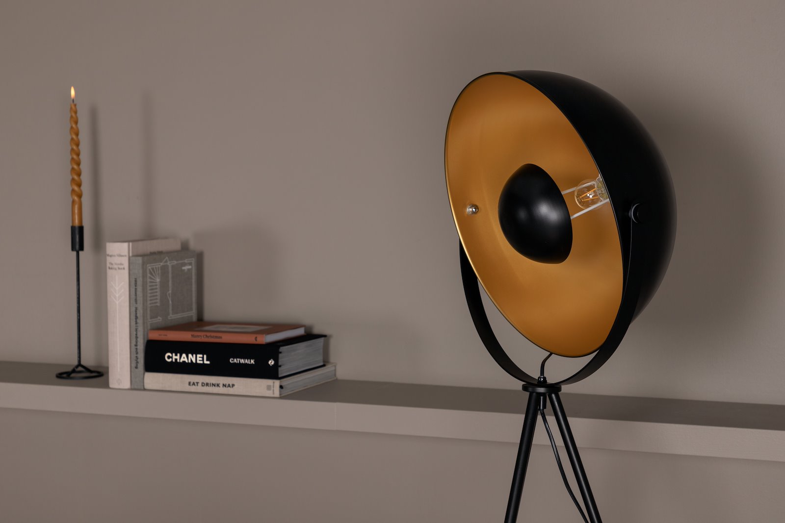 Search gulvlampe Sort/messing farget