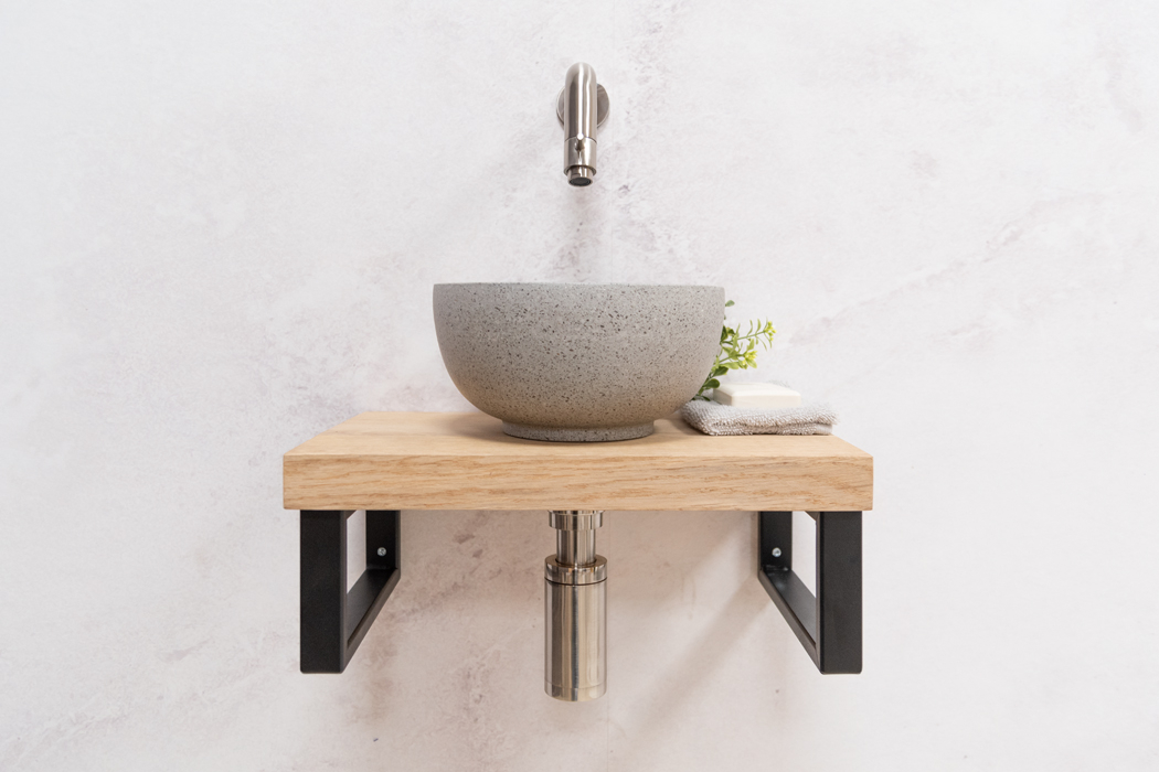 Saniclear Baru fonteinset met eiken plank, grijze terrazzo waskom en RVS kraan voor in het toilet