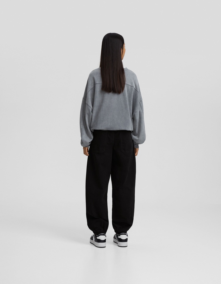 Calça jogger de algodão com cordão.