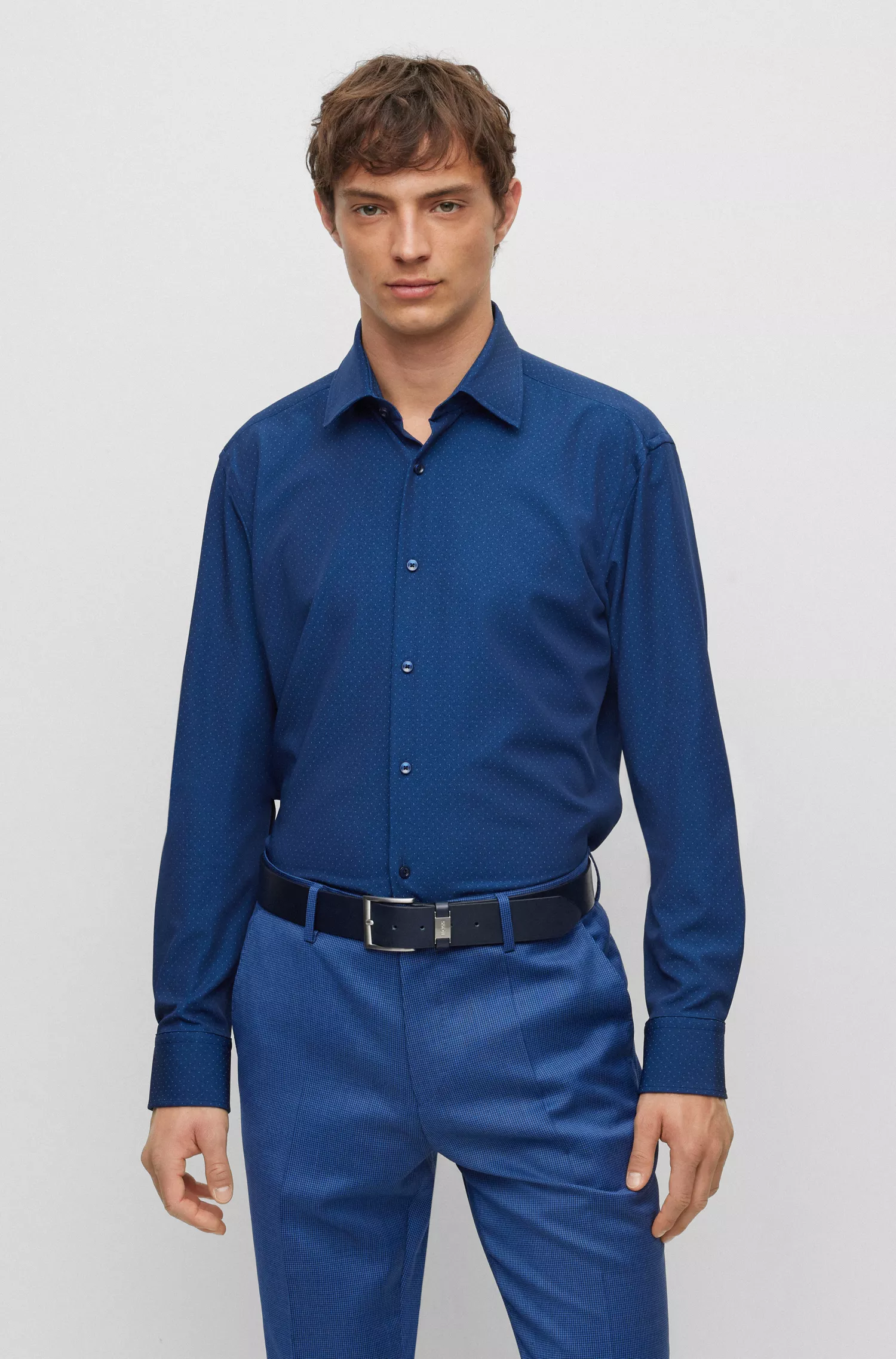 Camisa BOSS preta de corte regular em tecido estruturado de alta performance com elasticidade.