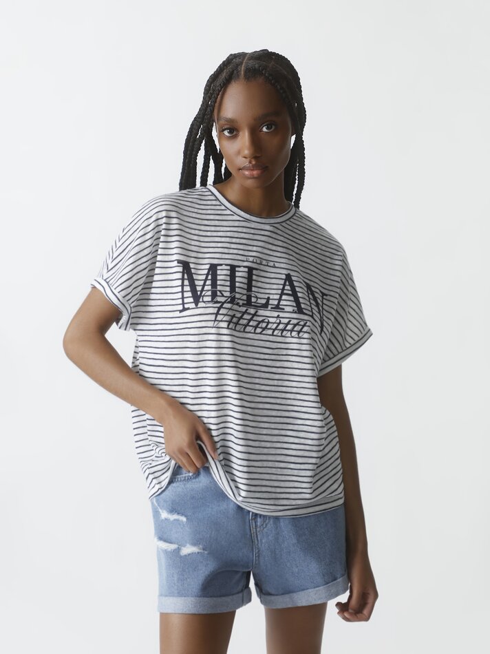 Camiseta listrada estampada - Branca/azul marinho