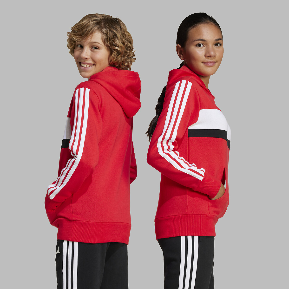 ROUPAS ESPORTIVAS ADIDAS<br>Moletom com capuz de tecido
