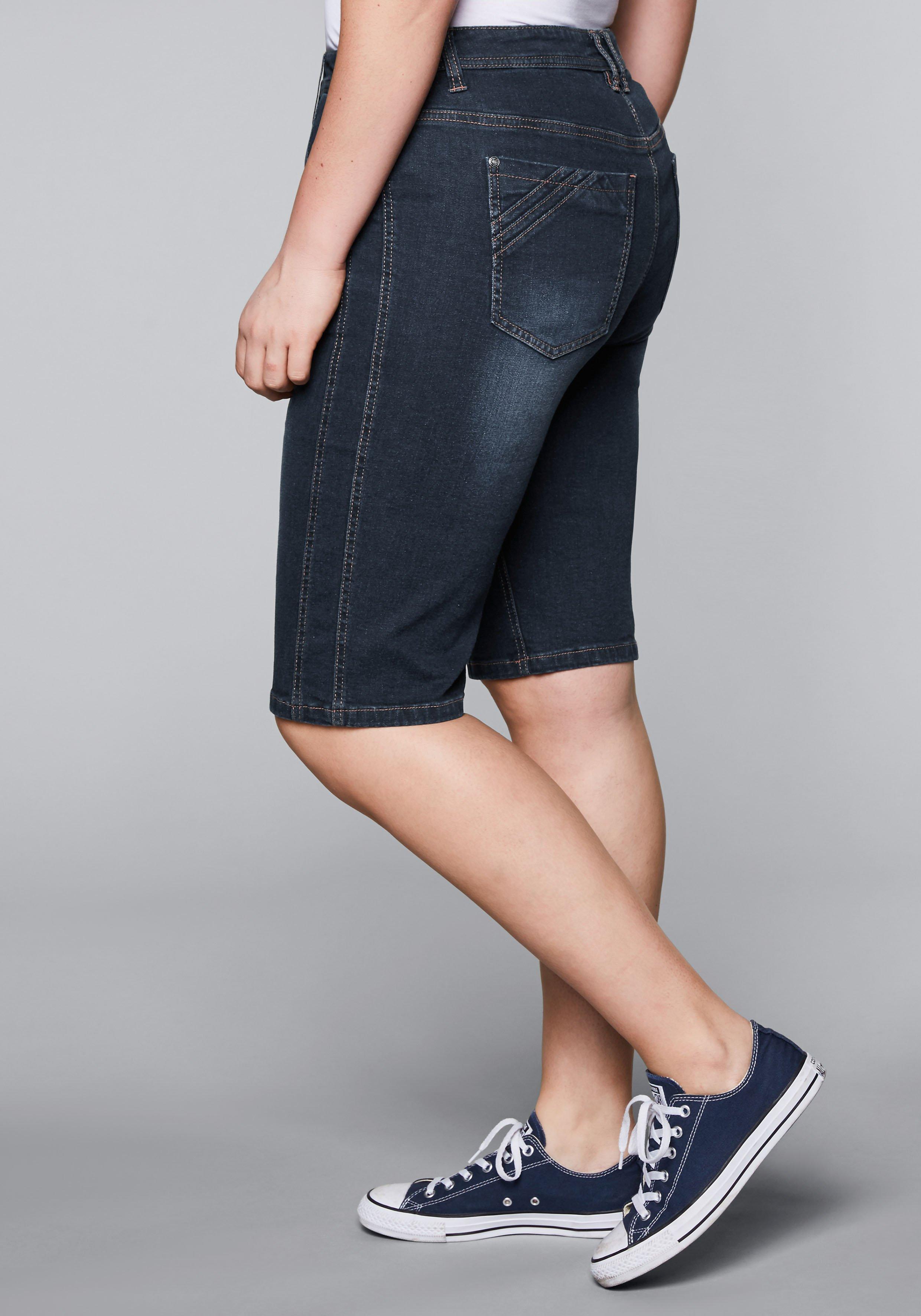 Jeansbermudas mit vorverlegter Seitennaht