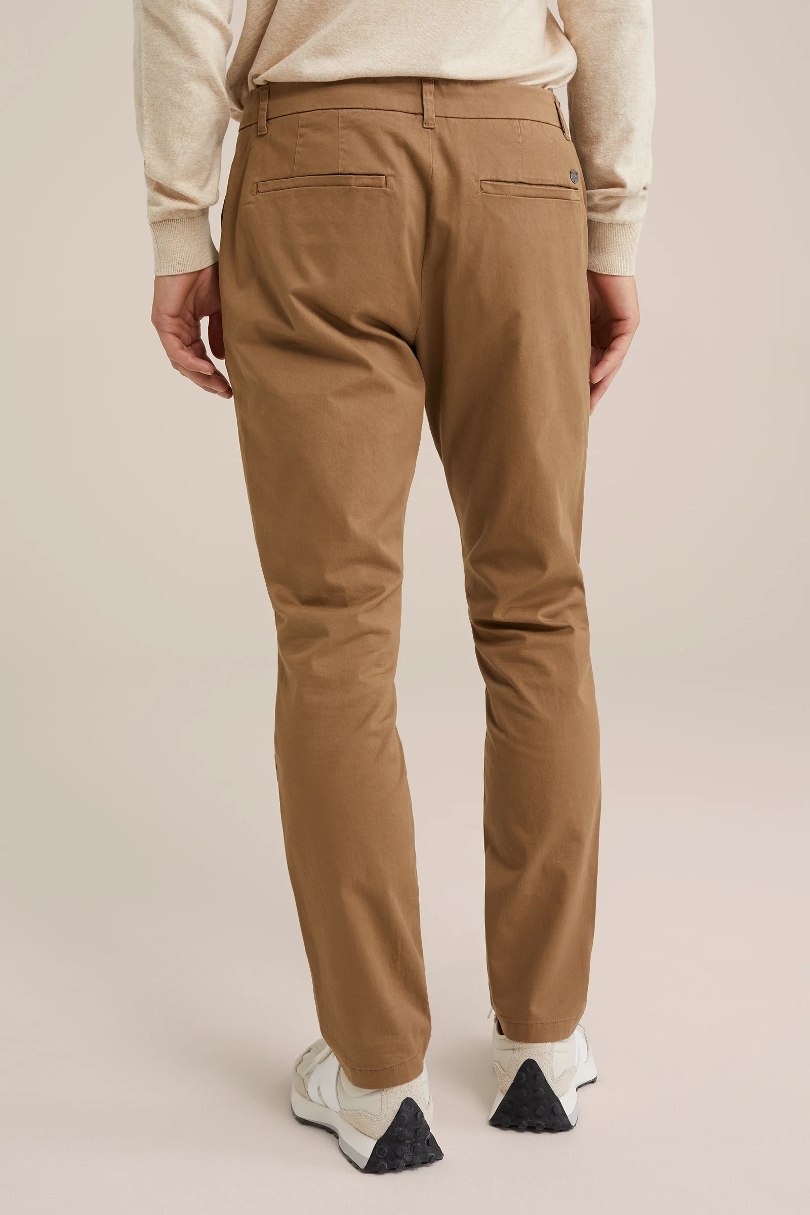 slim fit chino met stretch Fundamentals Kaneelbruin