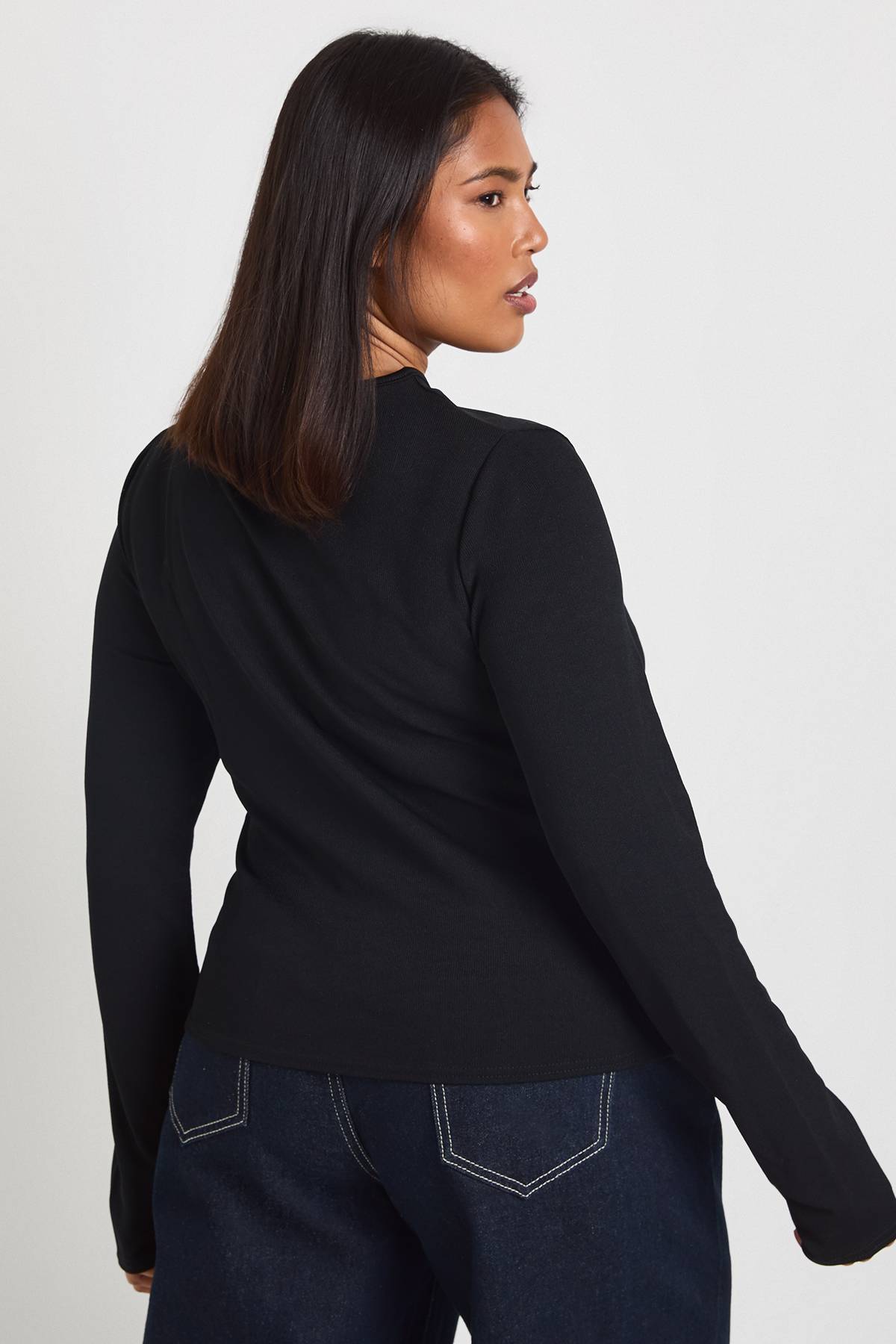 boohoo Haut Grande Taille Côtelé À Manches Longues Avec Découpe Et Détail Doré