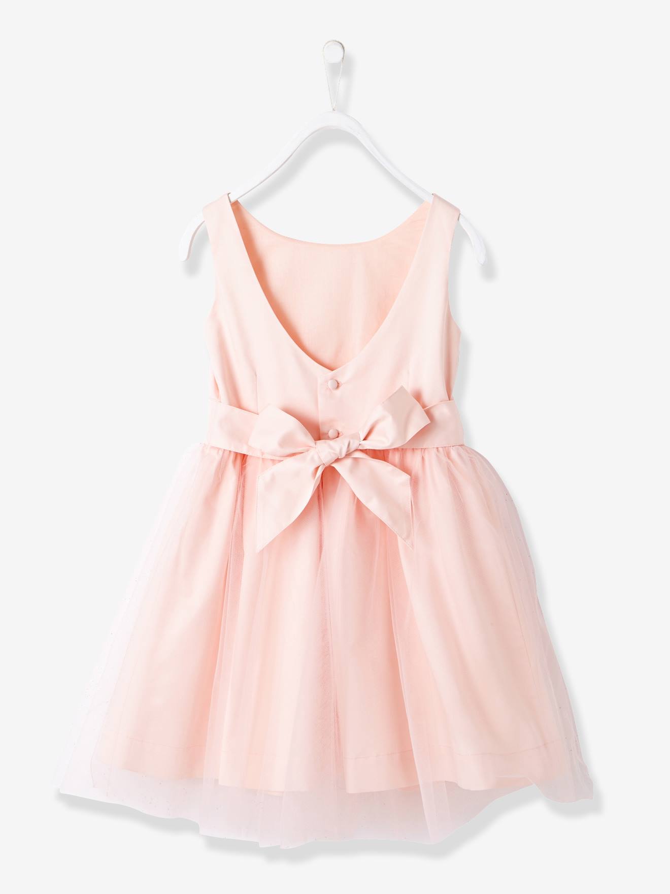 Vestido formal de cetim e musselina bege para menina, com maquiagem.