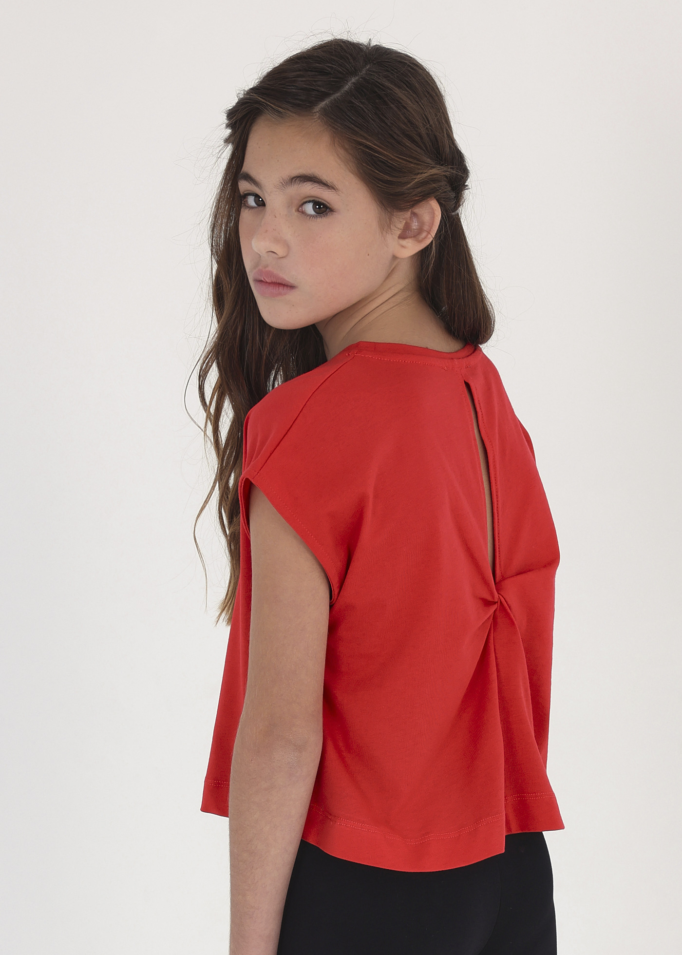 Camiseta feminina de manga curta em algodão sustentável com nó.