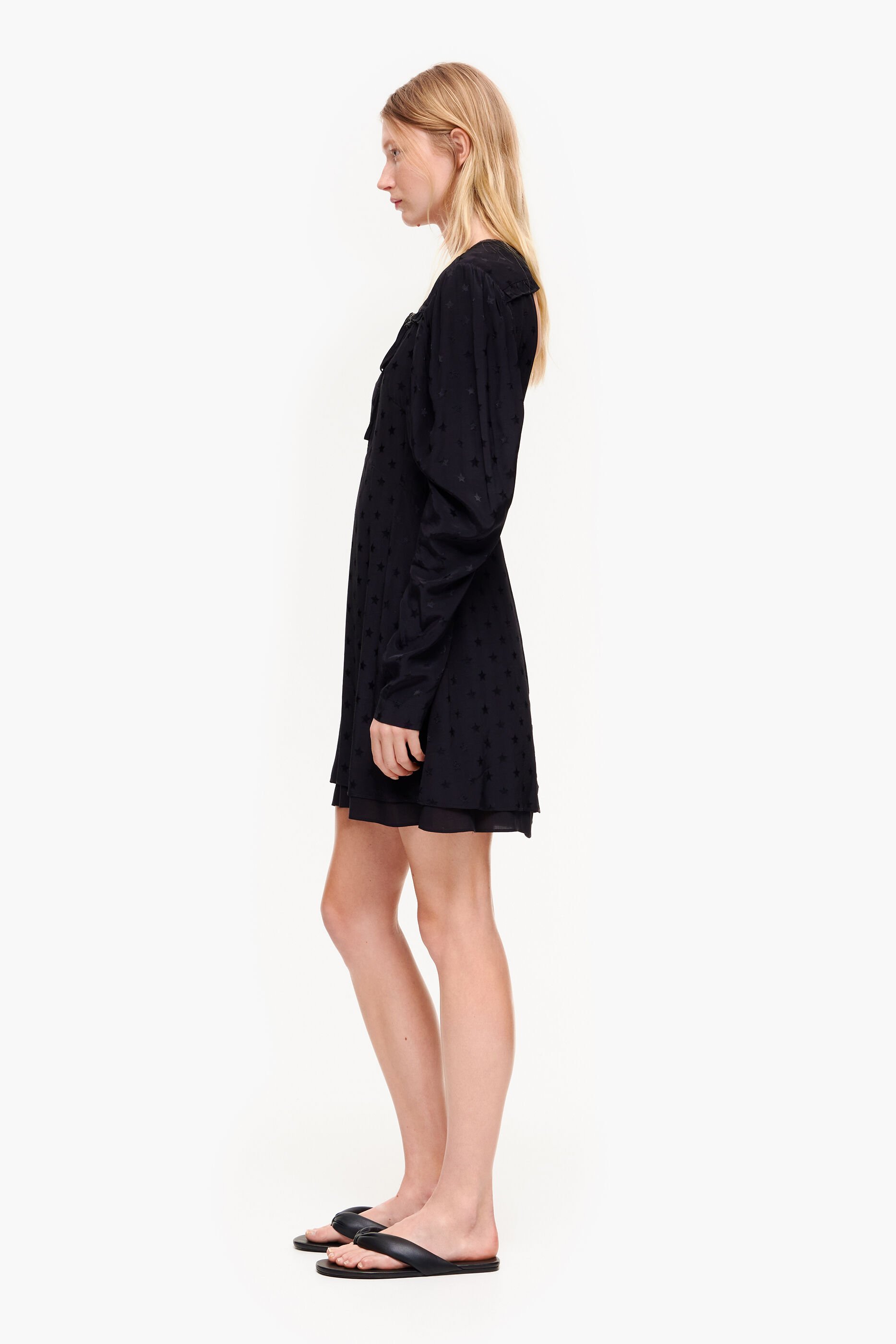 vestido curto e fluido preto jacquard