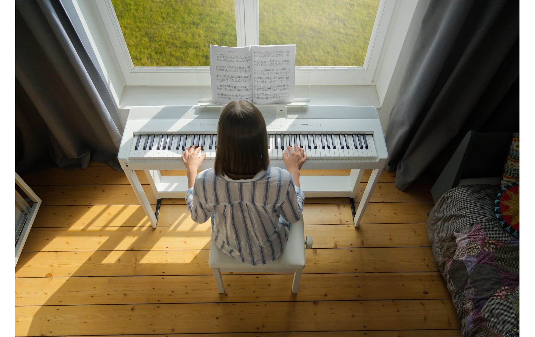 E-Piano ES-520 – Weiss<br>Digitalpiano mit Bluetooth-MIDI-Konnektivität und integrierten Lern- und Aufnahmefunktionen