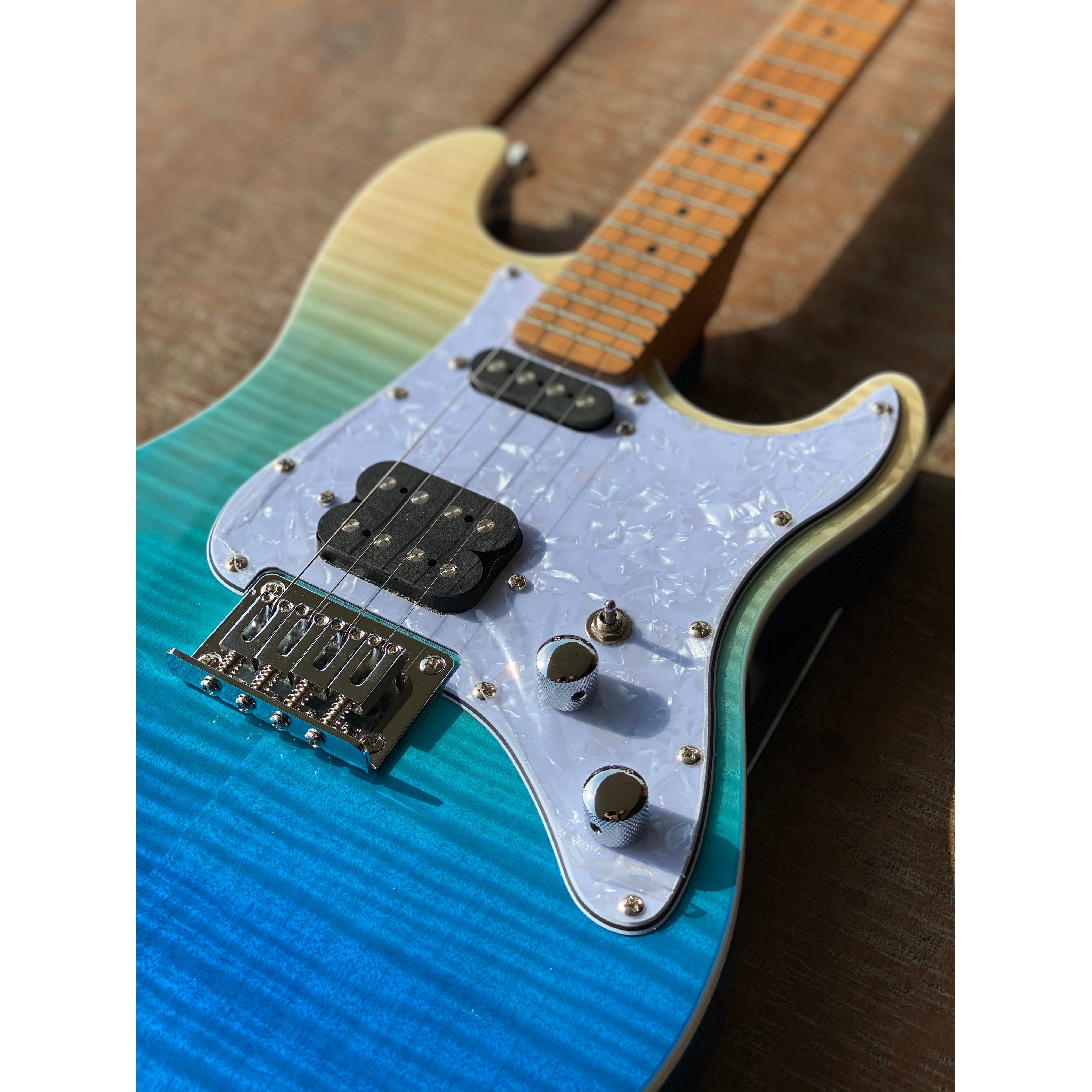 Flight Rock Series Pathfinder Tenor Transparent Blue elektrische solid body ukelele met gigbag
