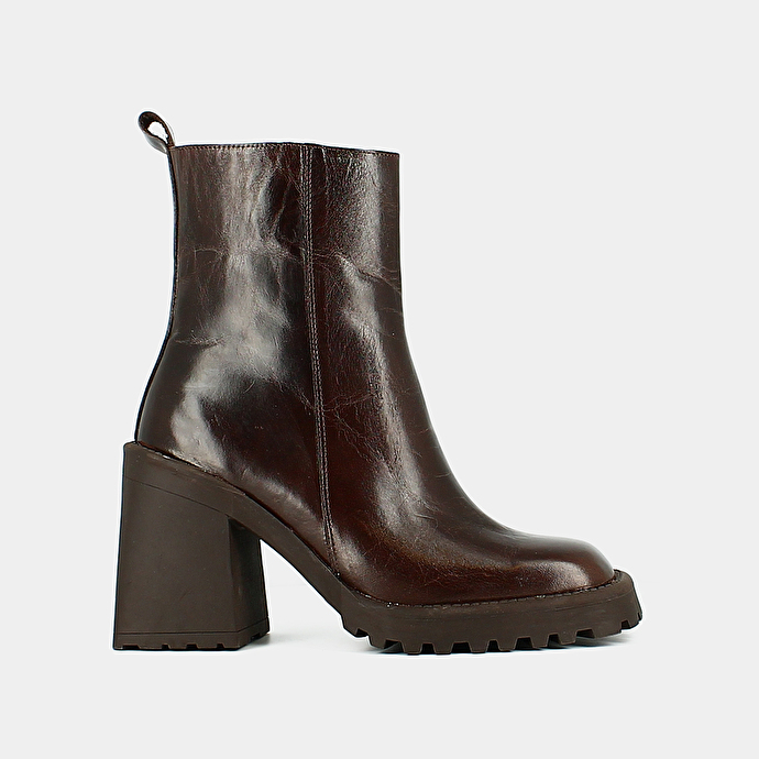 Bottines à semelles crantées et bouts carrés  en cuir marron