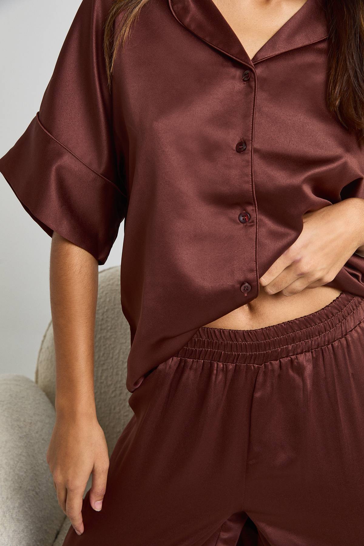 boohoo Ensemble de pyjama : chemise oversize en satin à manches courtes et pantalon à jambes larges