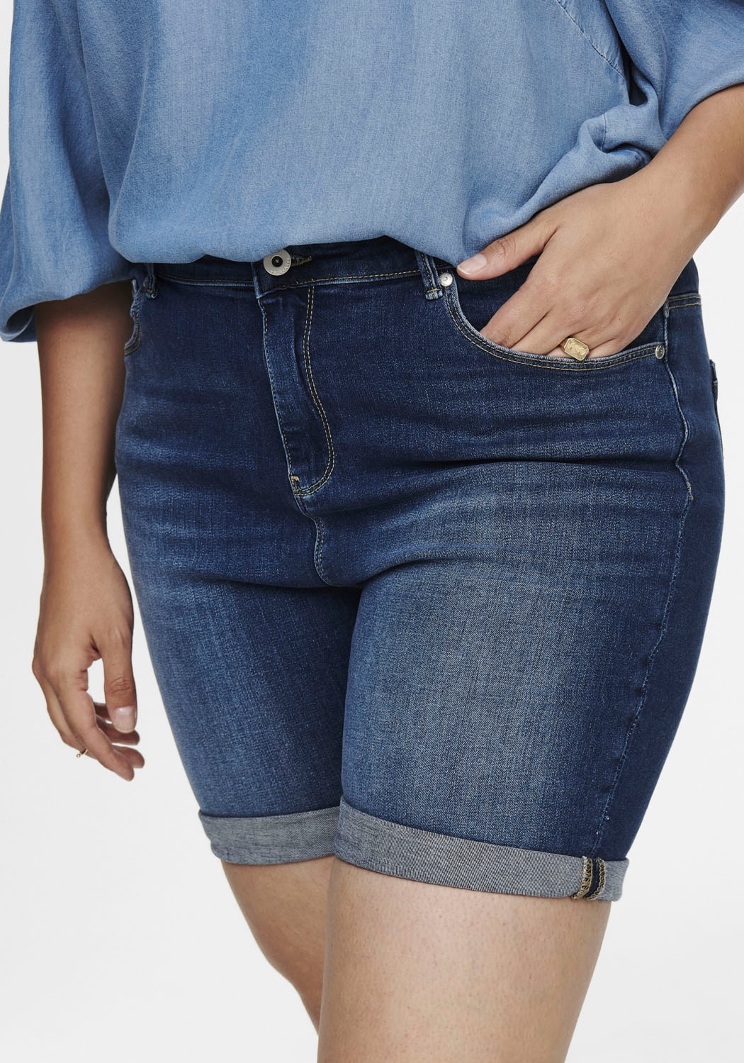 ONLY CARMAKOMA Jeansshorts , mit leichten Abriebeffekten