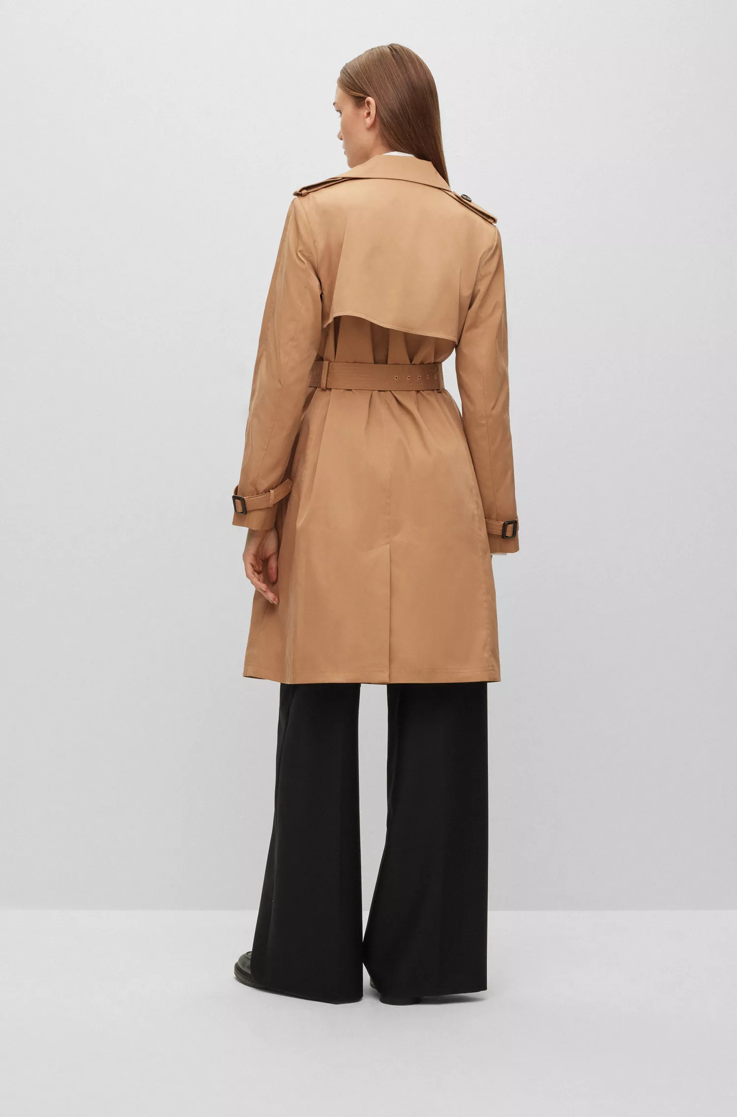 Trench coat BOSS preto, corte regular, com cinto de fivela.