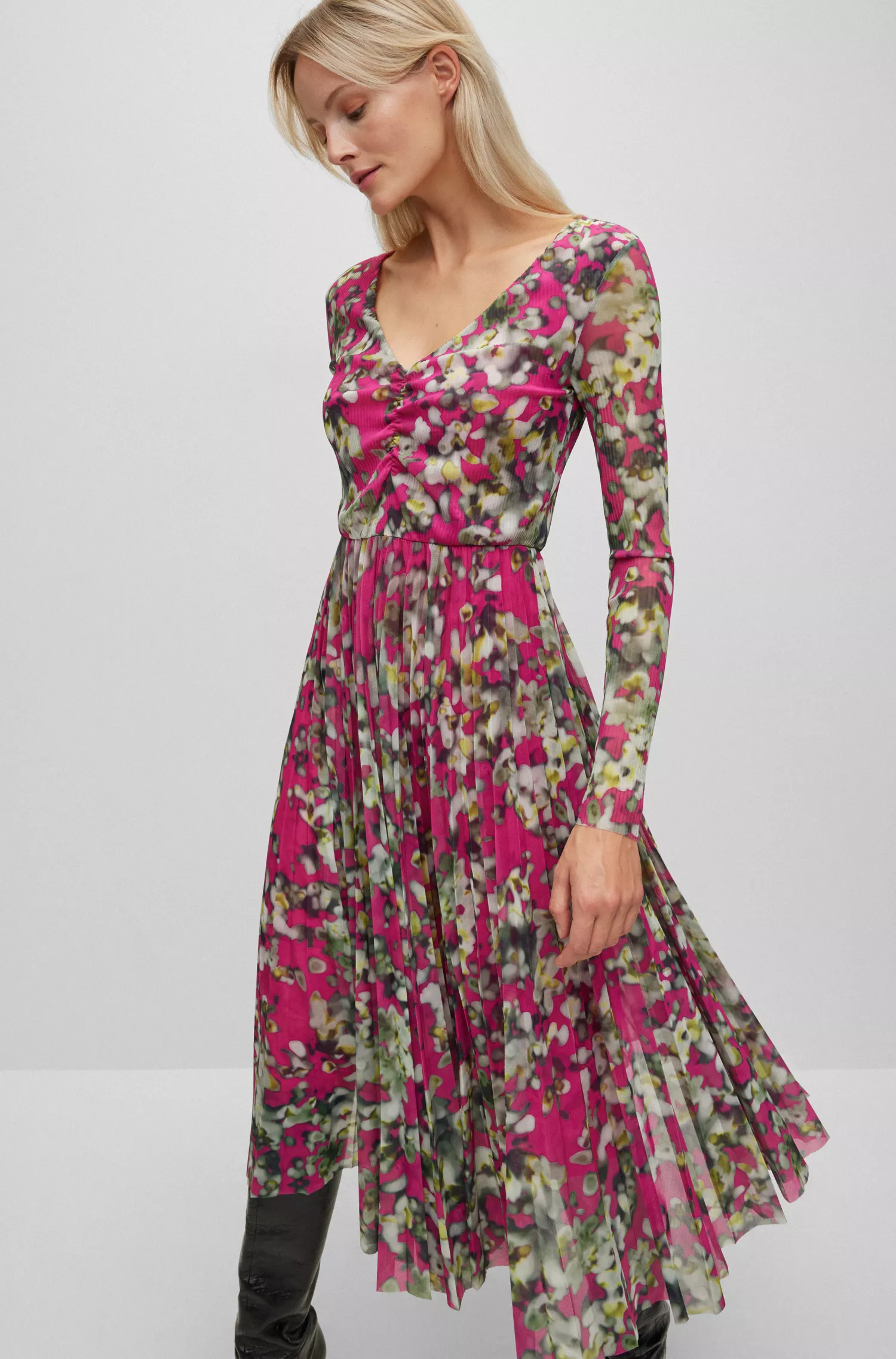 Vestido preto de manga comprida BOSS em tule plissado com estampa da estação.