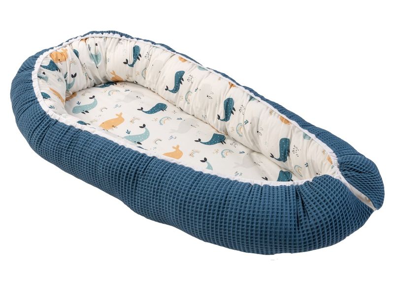 Ullenboom Babynest Cocoon Waffel-Motiv Blau Wale 55 x 95 cm Gemütliches Babynest für Neugeborene, 100% Oekotex, Made in EU