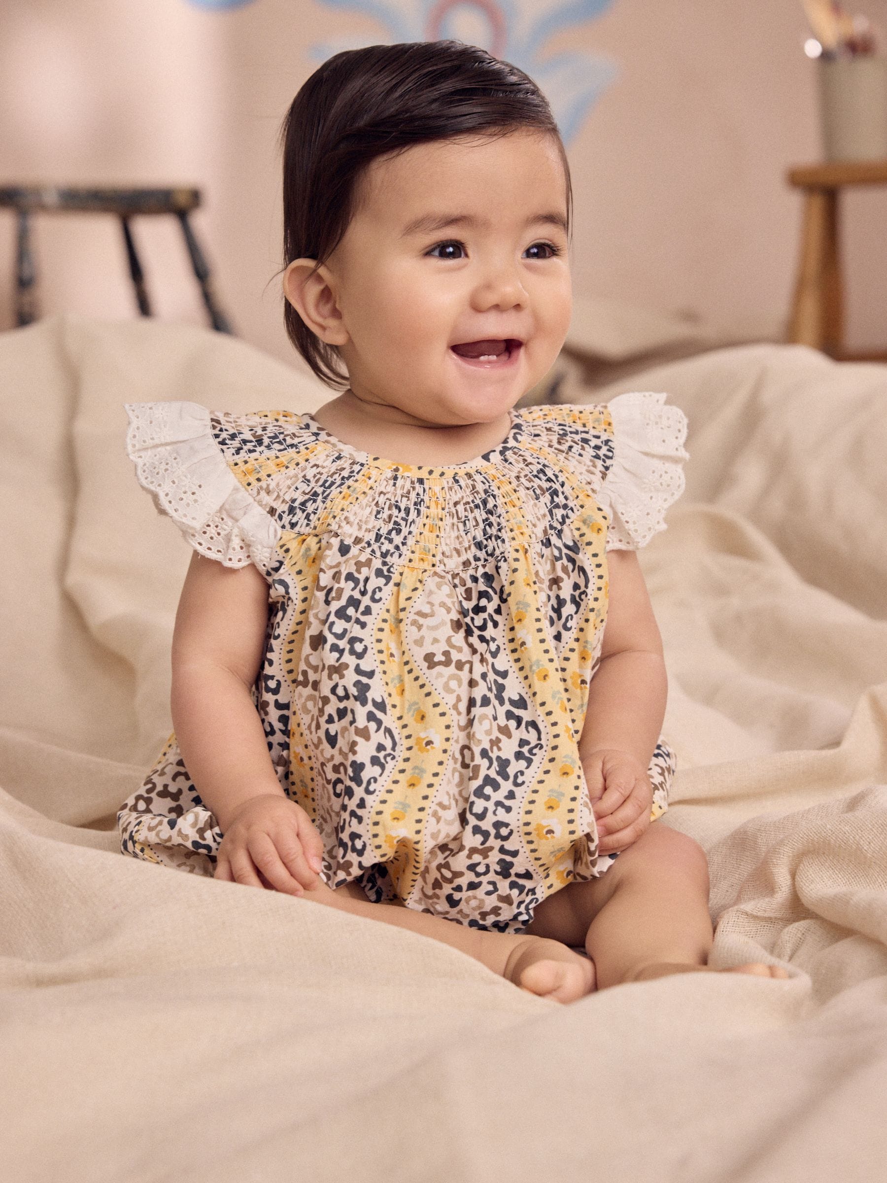 Bruin met patroon - Cath Kidston 100% katoenen babyrompertje met print en broderie