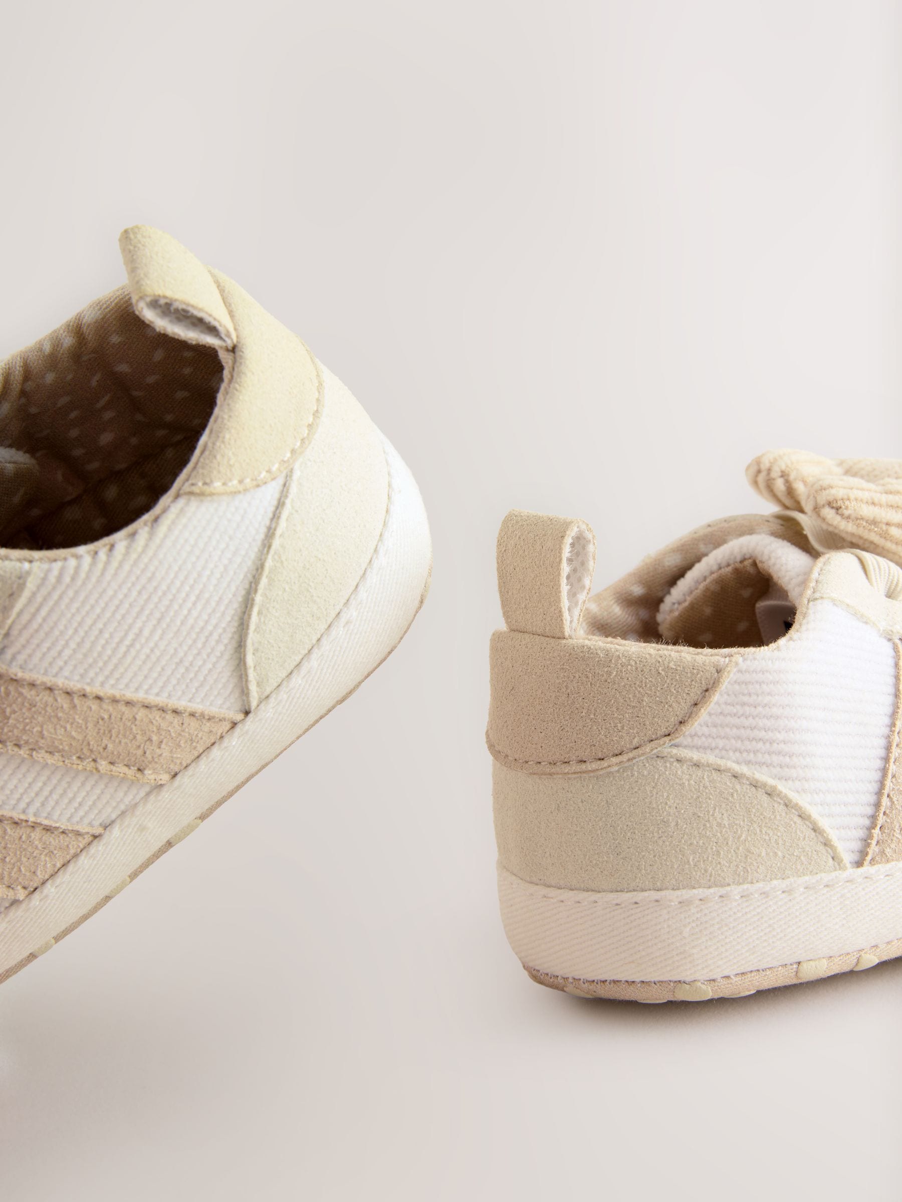 Neutraal - Babysneakers met konijntje (0-24mnd)