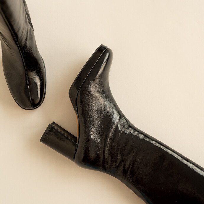 Bottes hautes à talons et plateformes  en cuir brillant noir