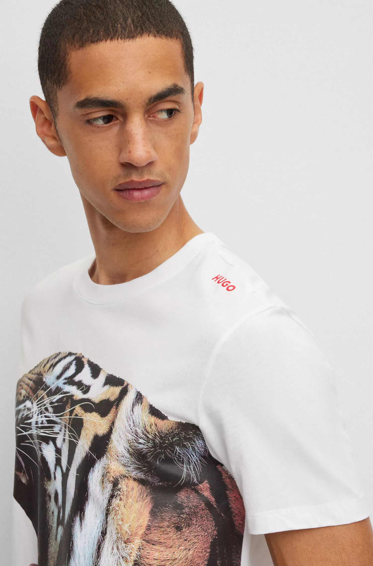 Camiseta HUGO vermelha em malha de algodão com estampa de tigre.