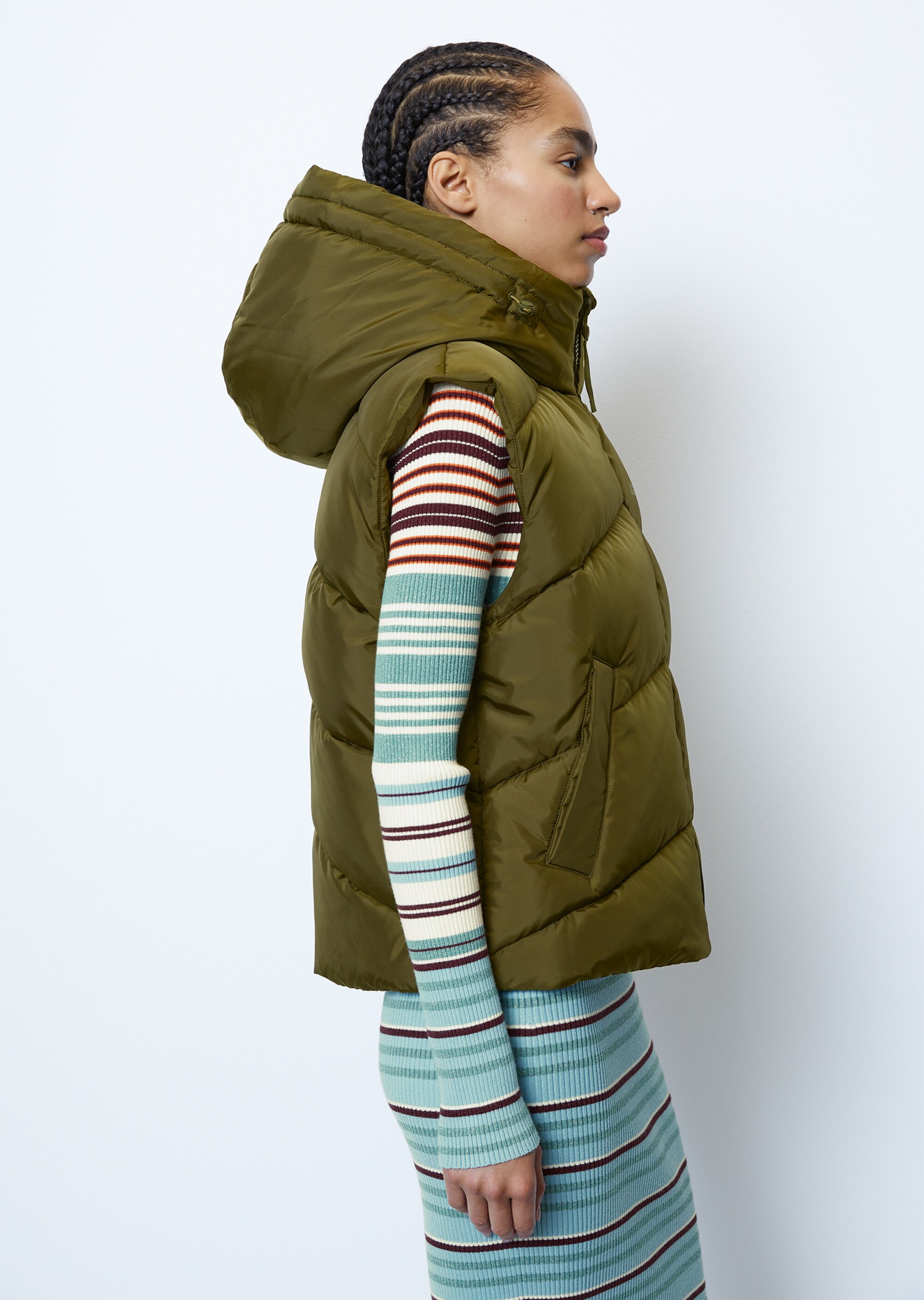 Kapuzen-Puffer-Weste regular aus teilweise recycelten Materialien