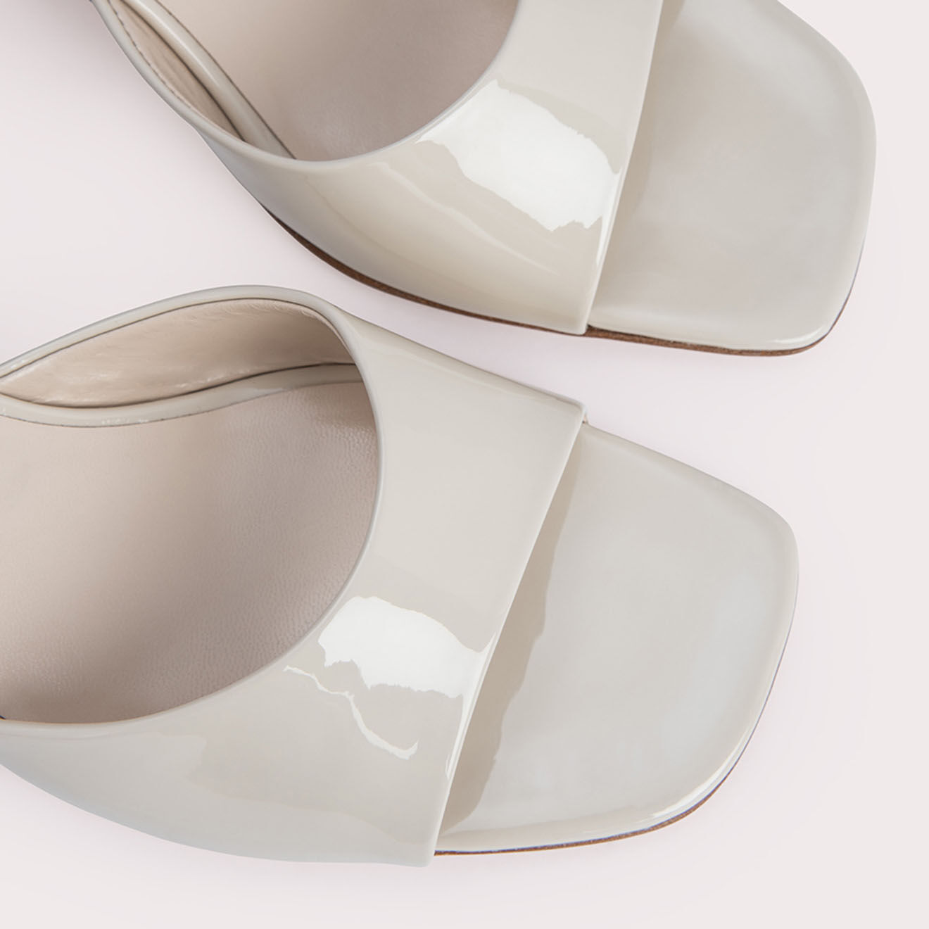 By Far Mules en Cuir verni Romy écrues - Talon 7 cm