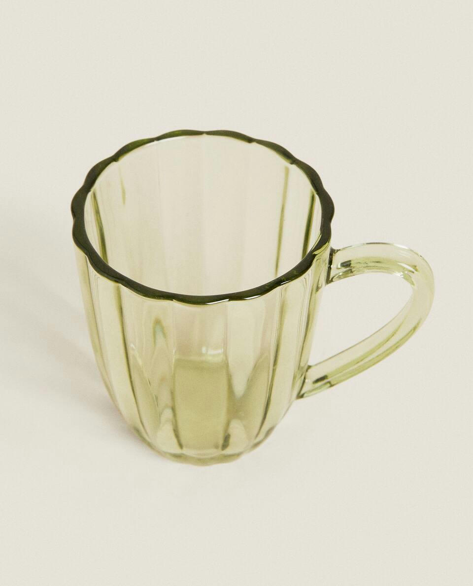 CANECA COM DESIGN EM RELEVO