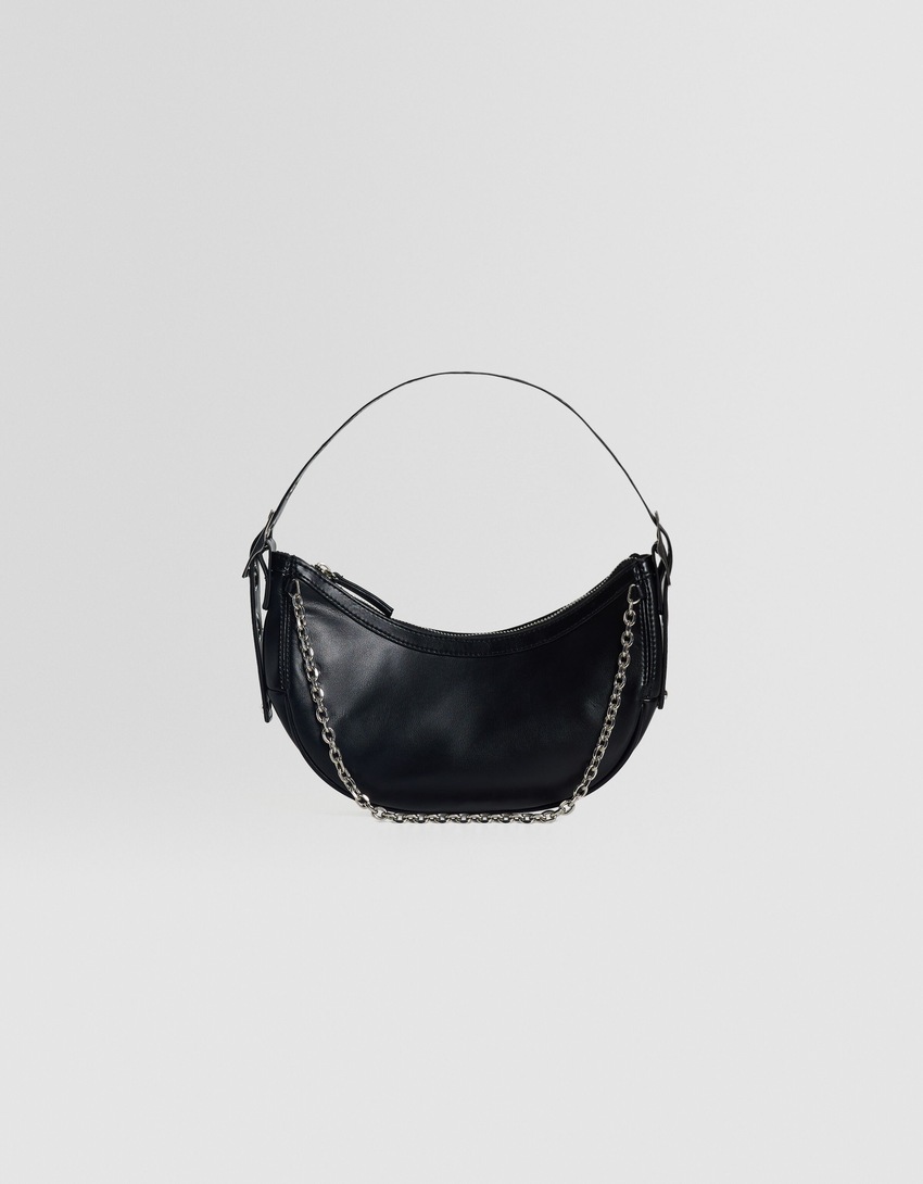 Bolsa de ombro com corrente e ilhós.