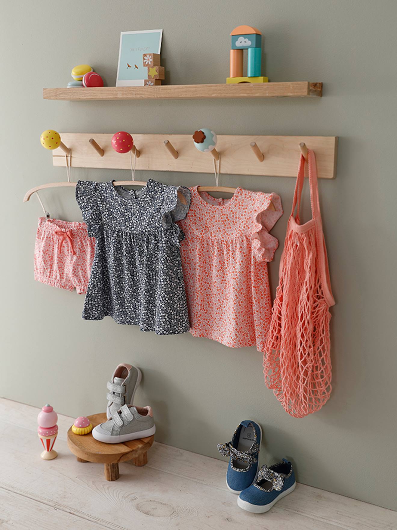 Camiseta infantil azul-escura com estampa floral