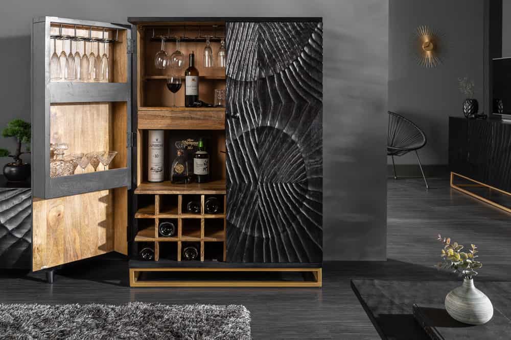 Massiver Barschrank SCORPION 141cm schwarz Mangoholz mit 3D Schnitzereien