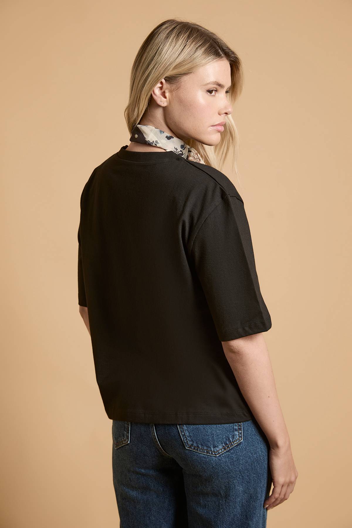Oasis T-shirt Avec Foulard Imprimé Patchwork Au Col
