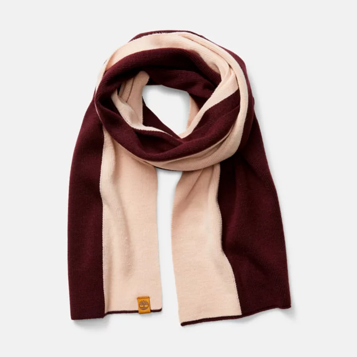 Conjunto de presente feminino com gorro e cachecol em blocos de cores rosa.