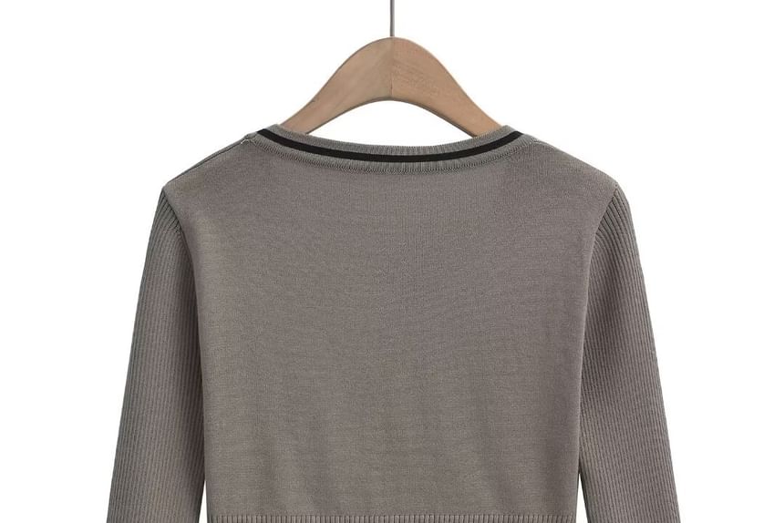 Sundine - V-hals vest met contrasterende bies en knoopjes