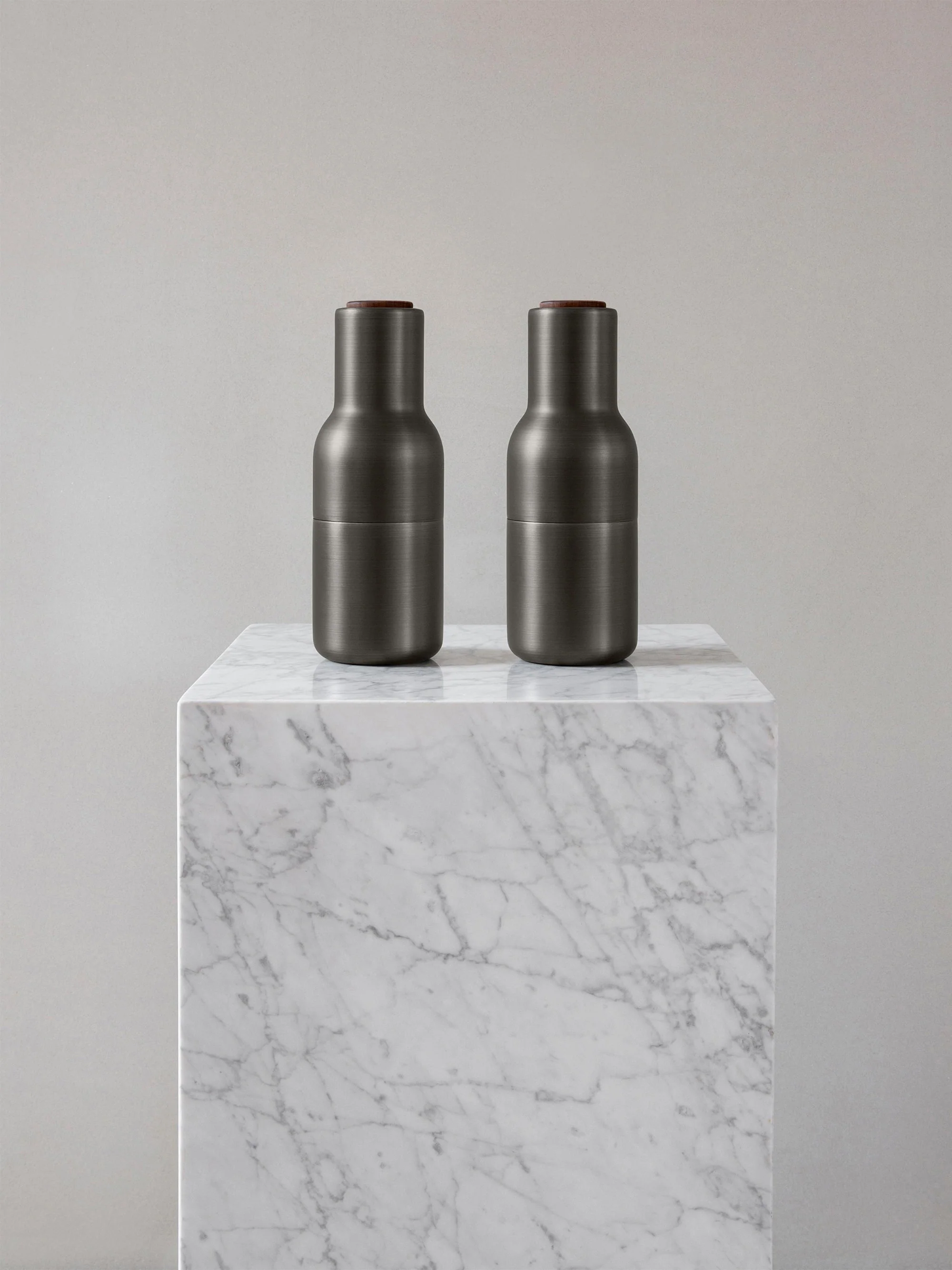 Zout- en peperstrooier Bottle Grinder met walnoothouten deksel, 2-delig