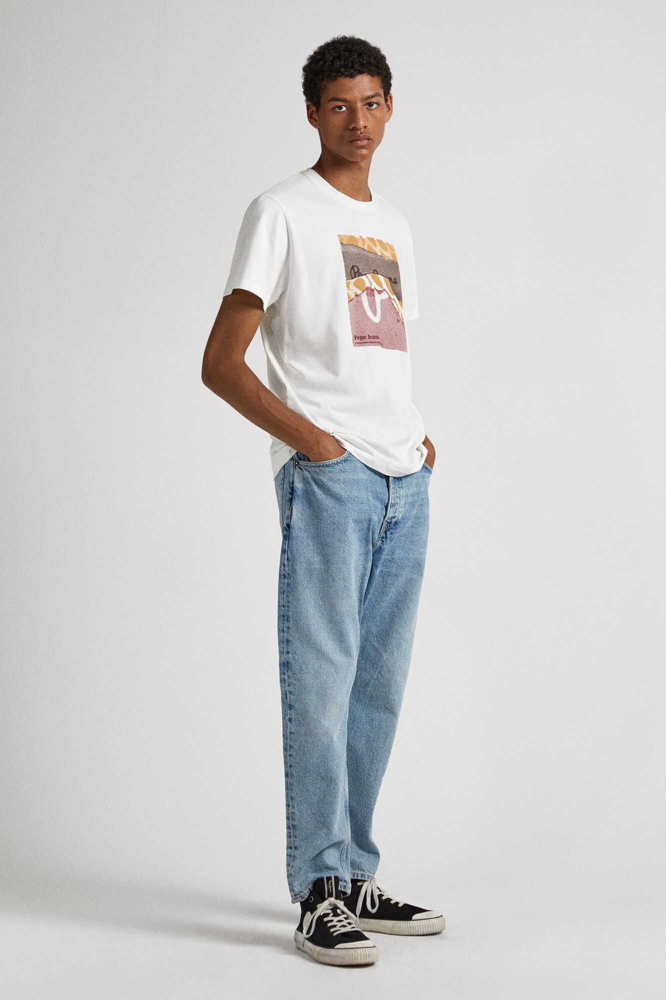 estampa de logotipo em camiseta