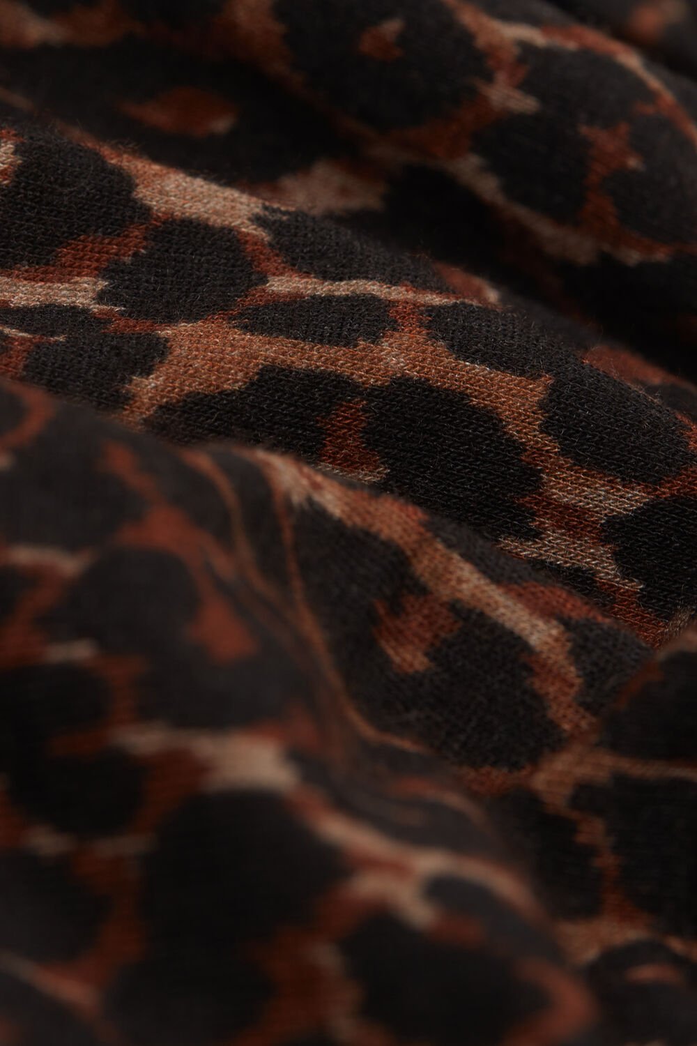 Blusa de manga comprida com estampa de leopardo em modal ultraleve com cashmere.