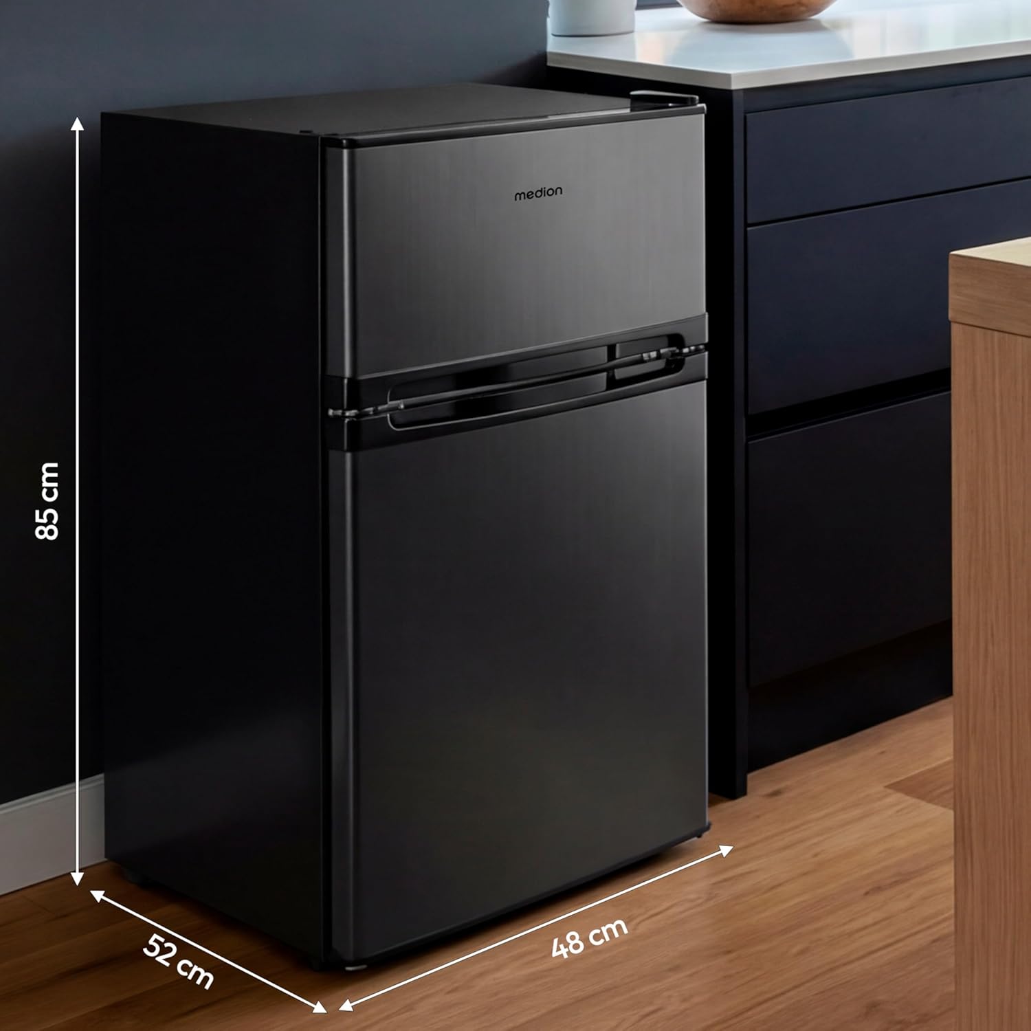 MEDION Mini Kühl-Gefrierkombination (85 Liter, 61L Kühlteil, 24L Gefrierteil, freistehend, 40 dB, transparente Gemüseschublade, Türanschlag wechselbar, MD 37689) grau