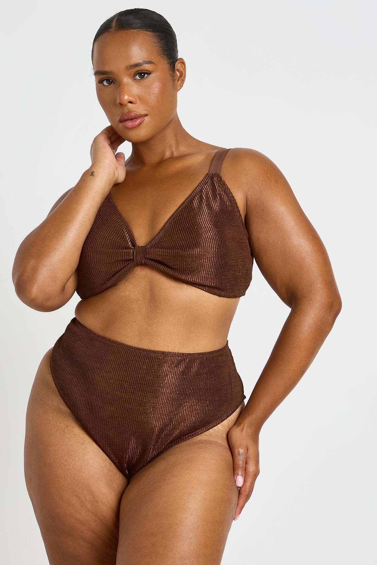 boohoo Haut De Bikini Grande Taille Métallisé Froissé À Nœud Et Bas Taille Haute