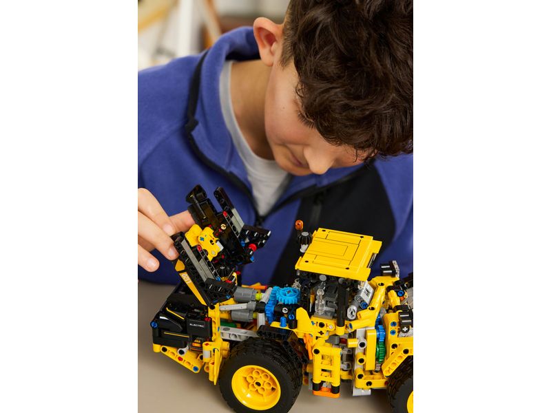 LEGO® Technic Volvo L120 Electric Radlader 42209 Spielzeugbaumaschine mit vielen Funktionen