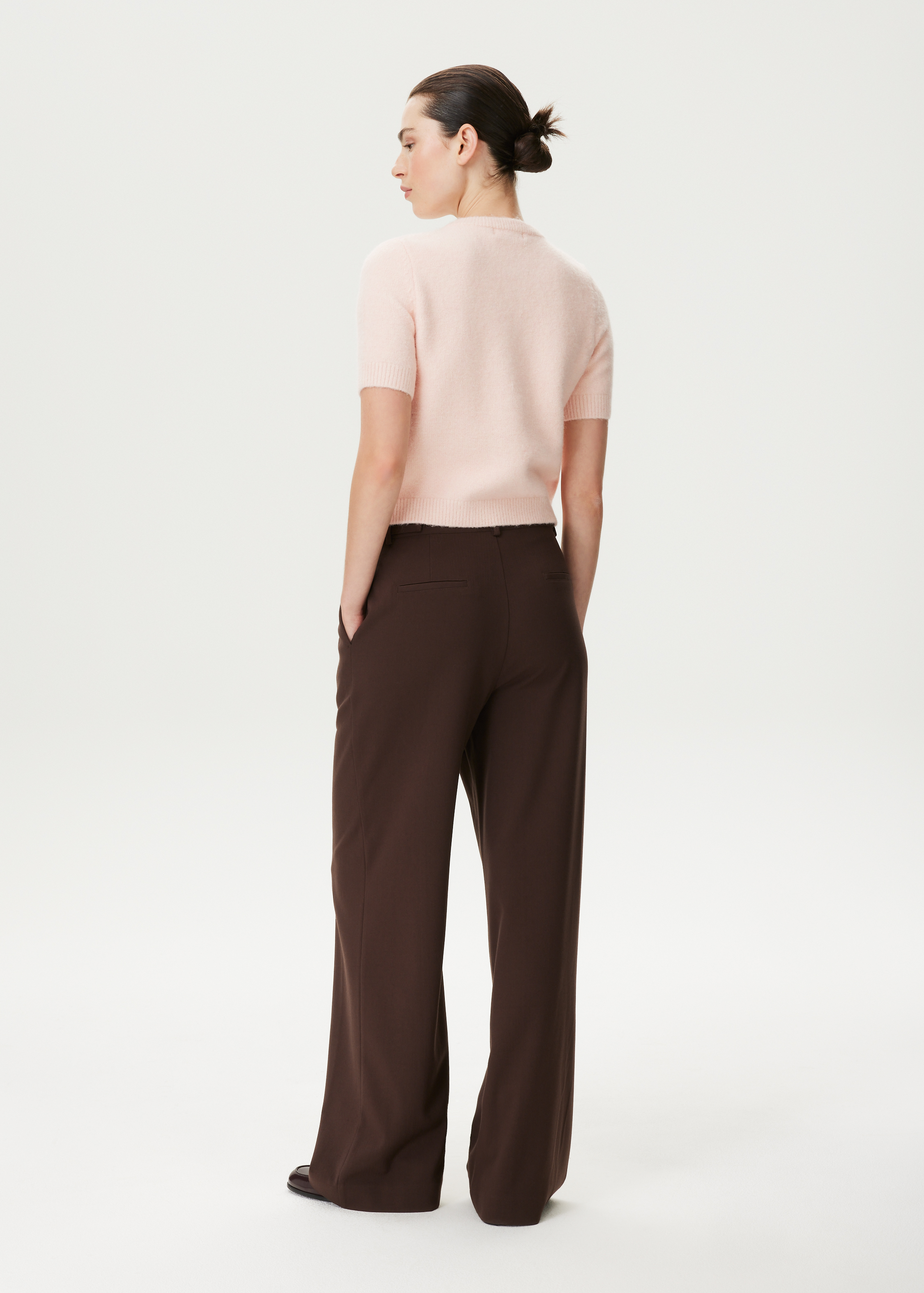 Pantalon met plooien en knoopdetail