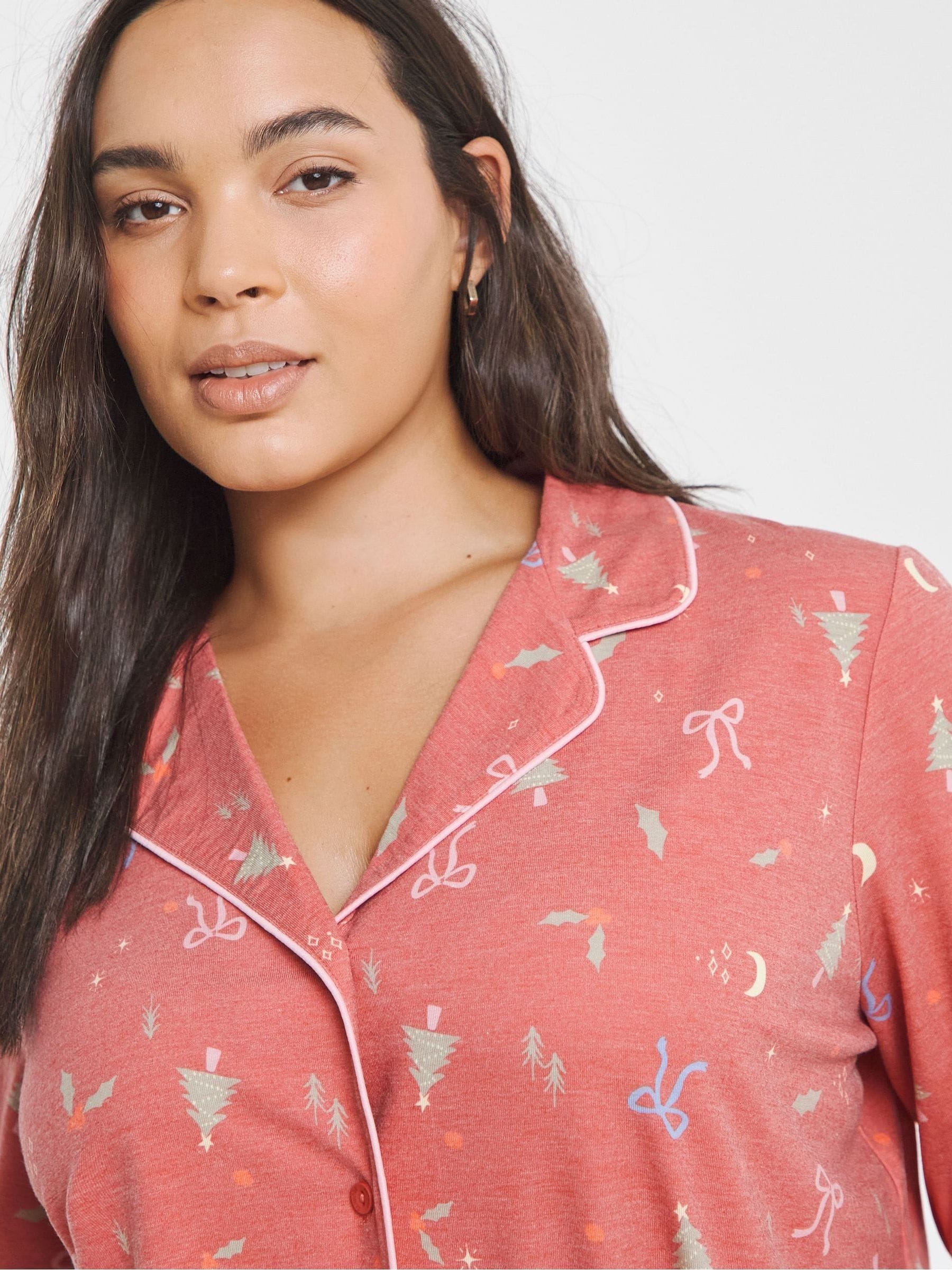 Simply Be Pretty Lounge Pyjama Set met revers en Kerstmis Print